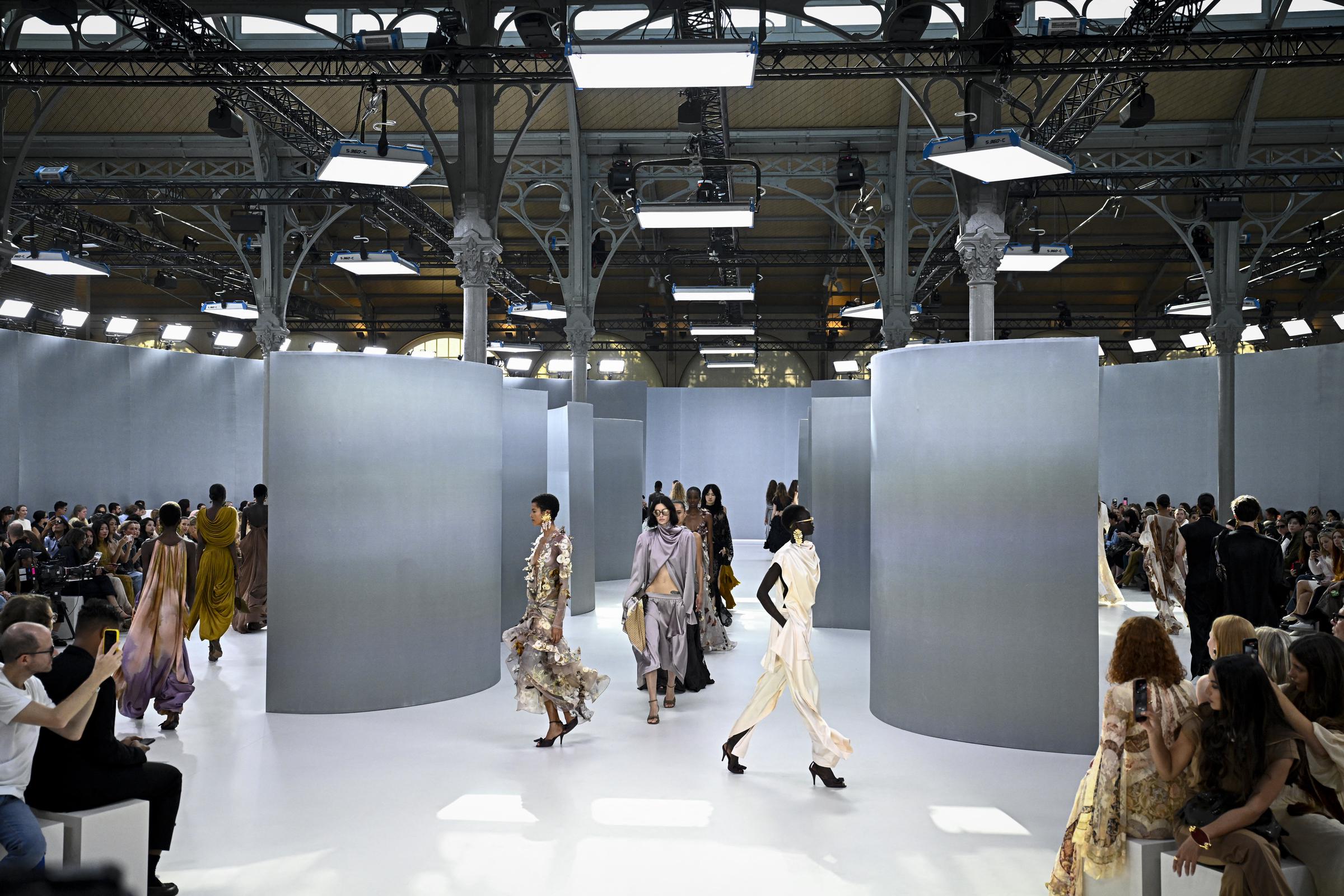 Las modelos desfilan en la presentación de la colección Primavera/Verano 2027 de Zimmermann en París, donde unas estructuras grises curvas formaban el escenario de la pasarela. El desfile formaba parte del programa de moda femenina de la Semana de la Moda de París. | Fuente: Getty Images