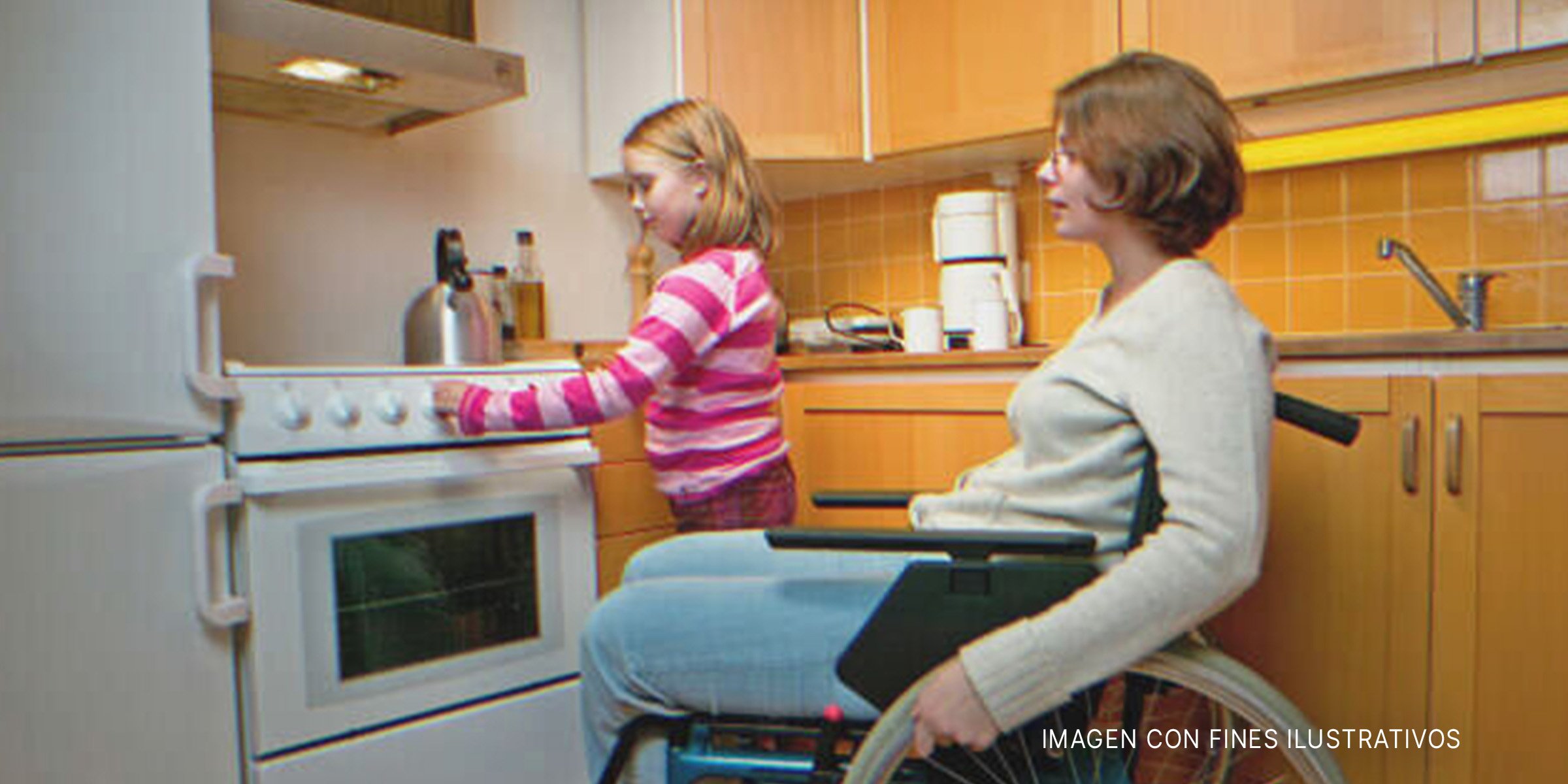 Madre discapacitada con su hija en la cocina | Foto: Getty Images