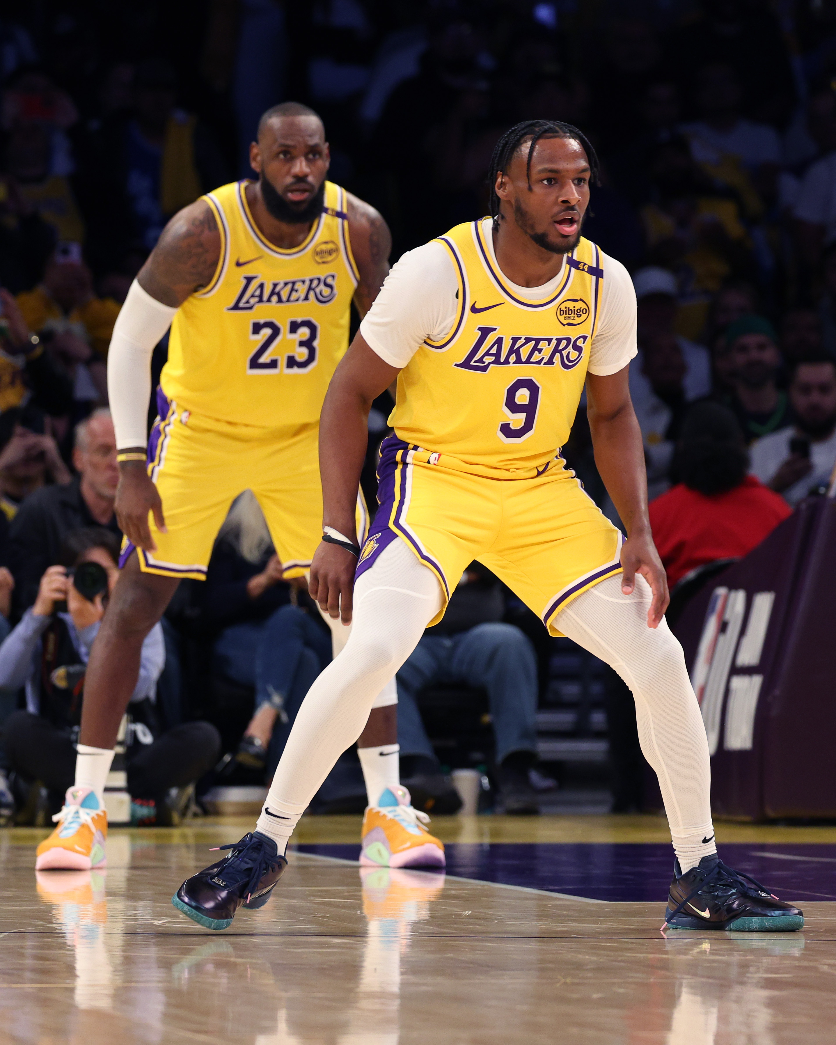 LeBron y Bronny James durante el partido entre Minnesota Timberwolves y Los Angeles Lakers el 22 de octubre de 2024, en el Crypto.com Arena de Los Angeles, California | Fuente: Getty Images