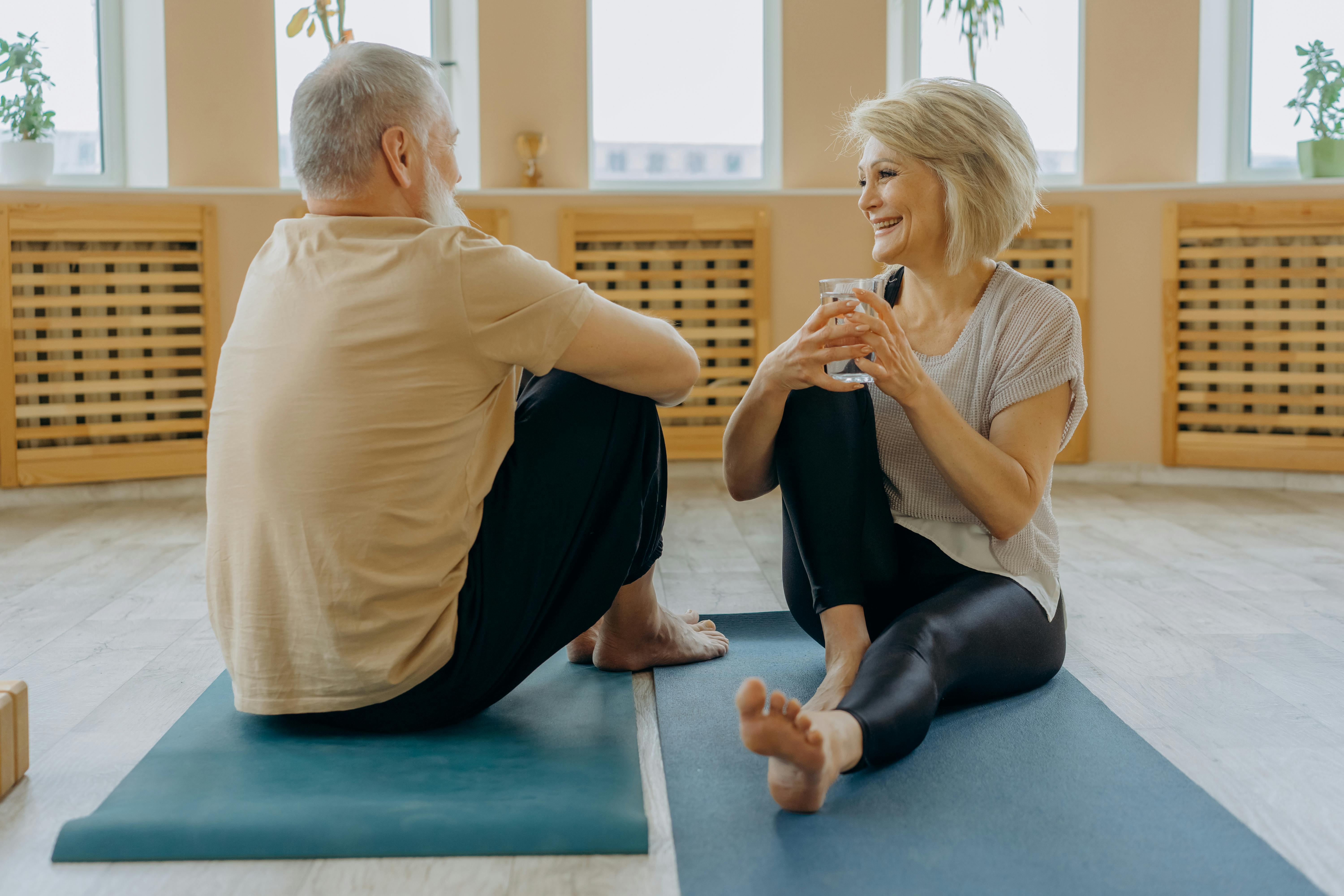 Un hombre y una mujer felices hablando después de hacer yoga | Foto: Pexels