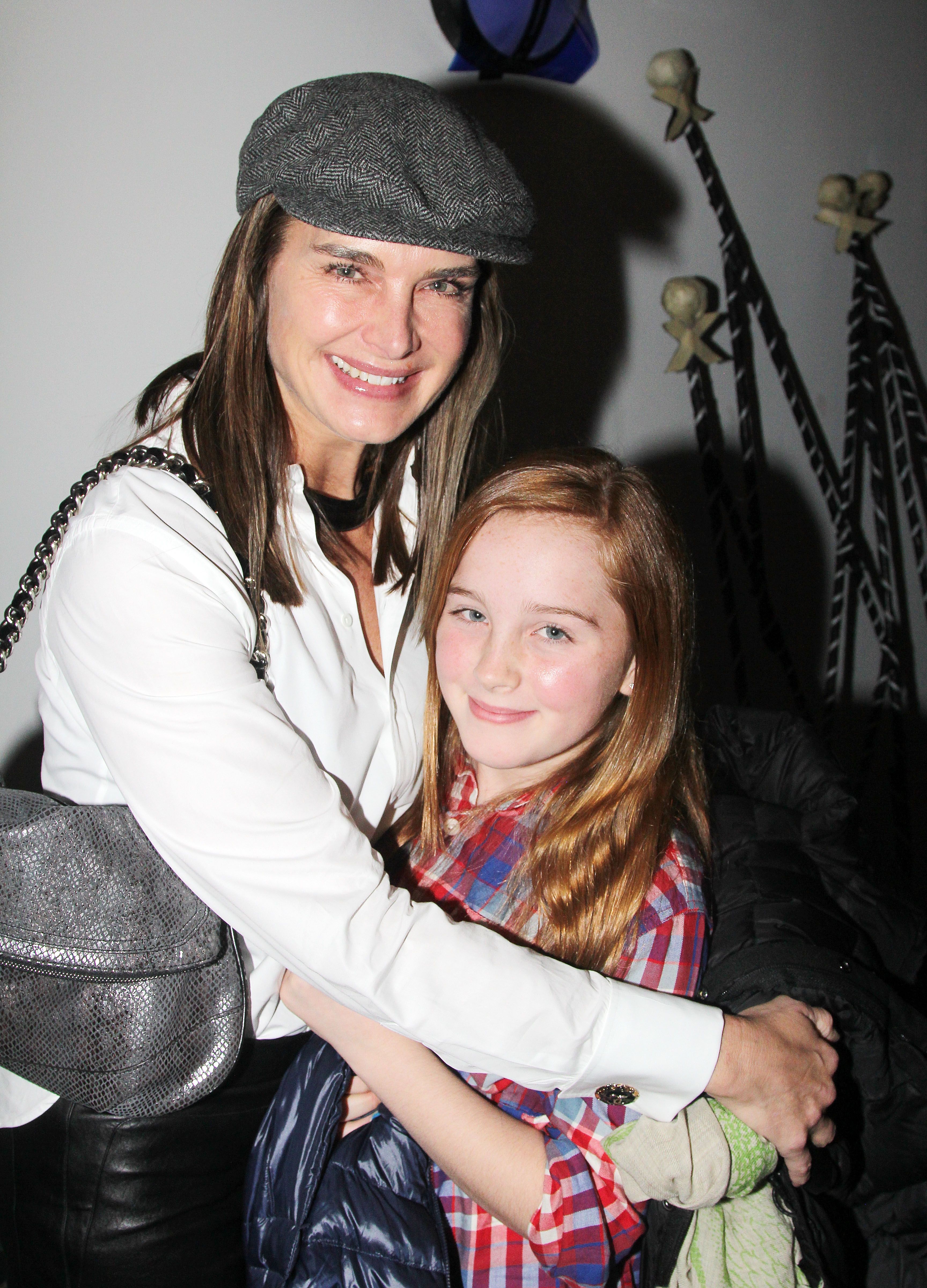 Brooke Shields y Rowan Henchy posan en el backstage del musical de Edgar Allan Poe "Nevermore" en The New World Stages el 25 de enero de 2015 en Nueva York | Fuente: Getty Images