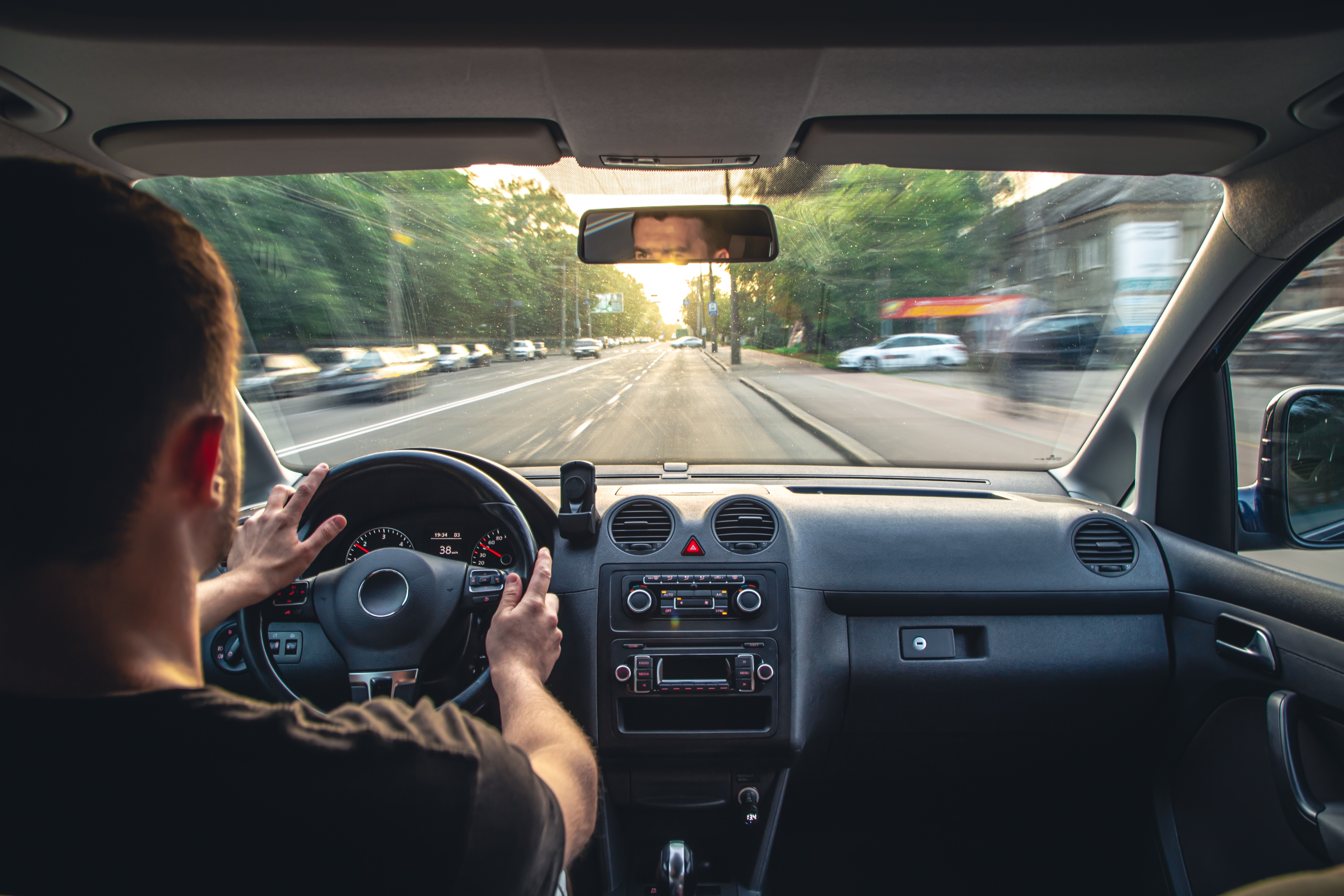 Un hombre conduciendo un vehículo | Fuente: Shutterstock