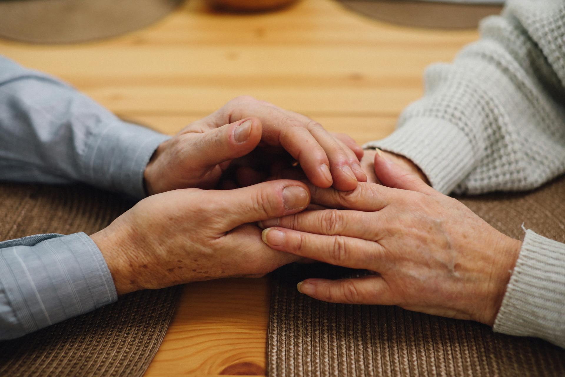 Una pareja mayor cogida de la mano | Fuente: Pexels