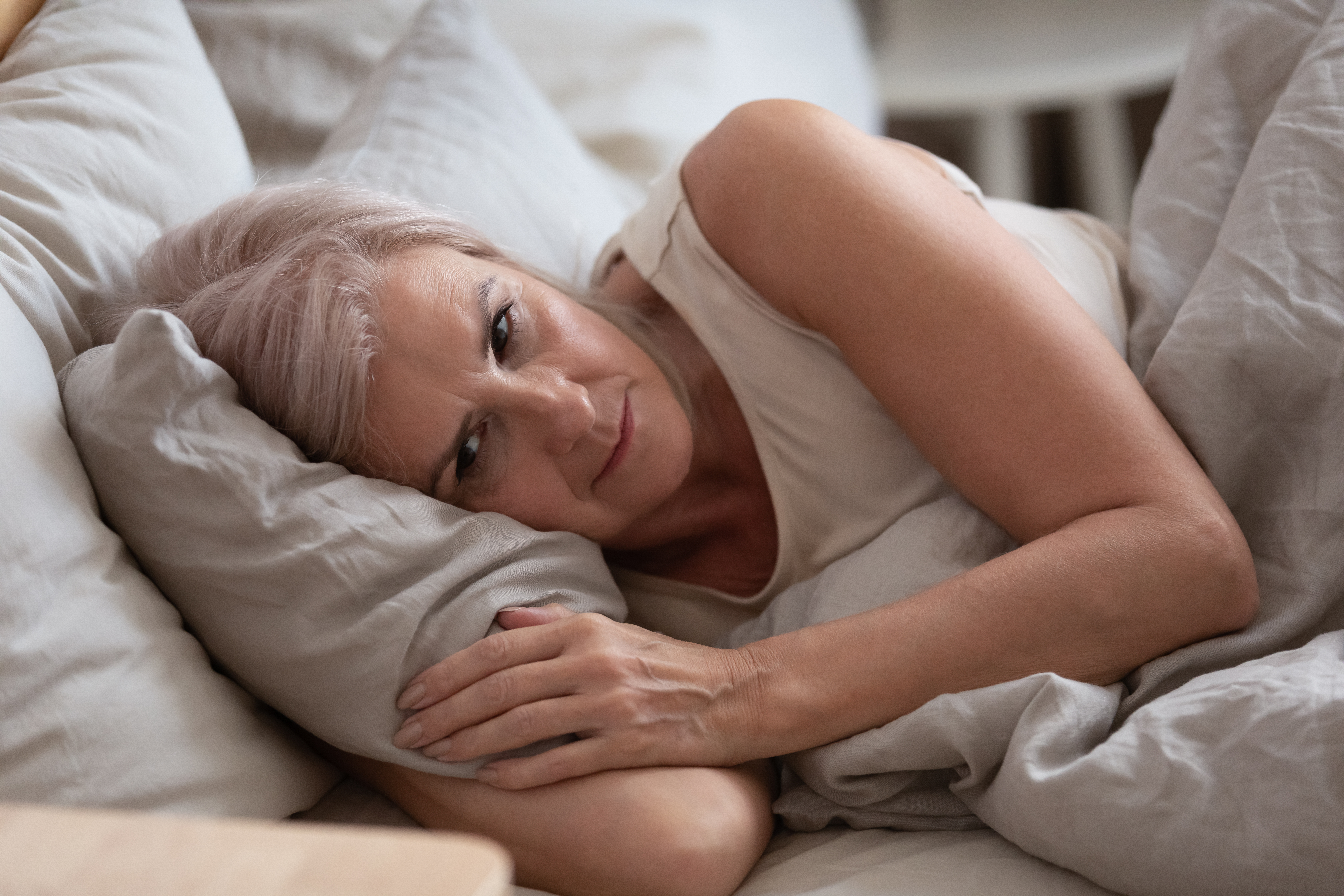Mujer pensativa en la cama | Foto: Shutterstock