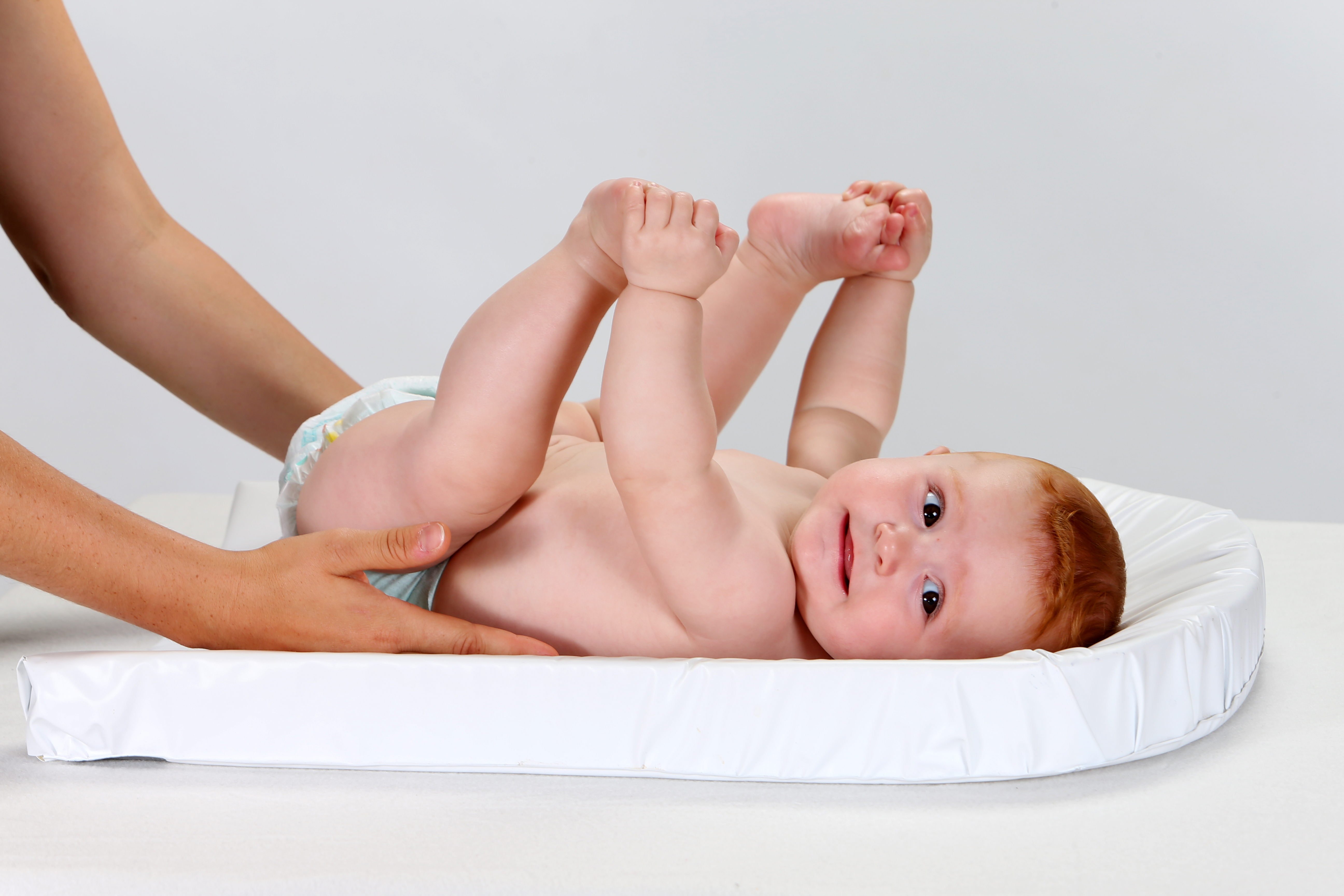 Una mujer con un bebé en pañales | Foto: Shutterstock