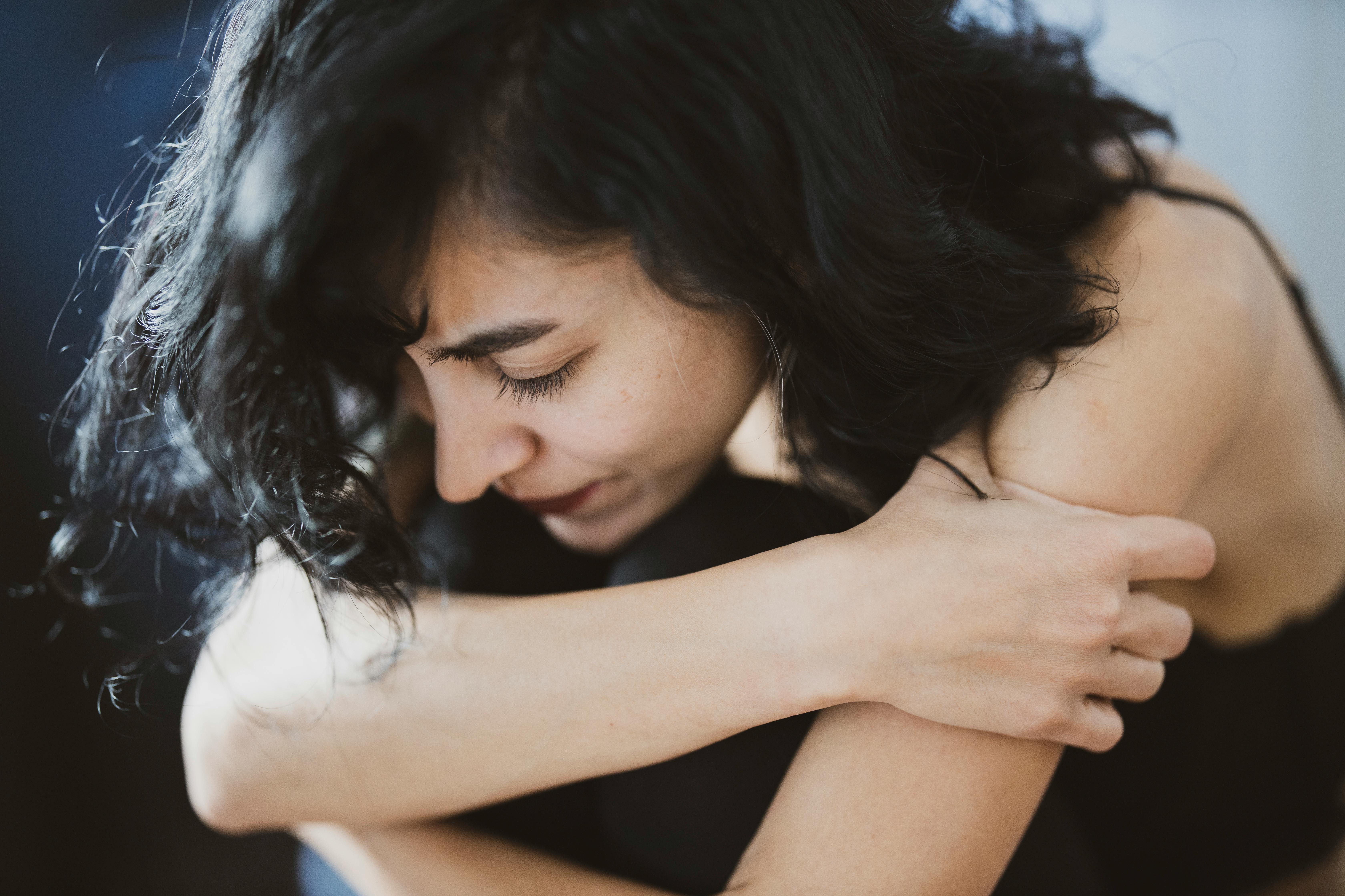 Mujer triste se abraza | Foto: Pexels