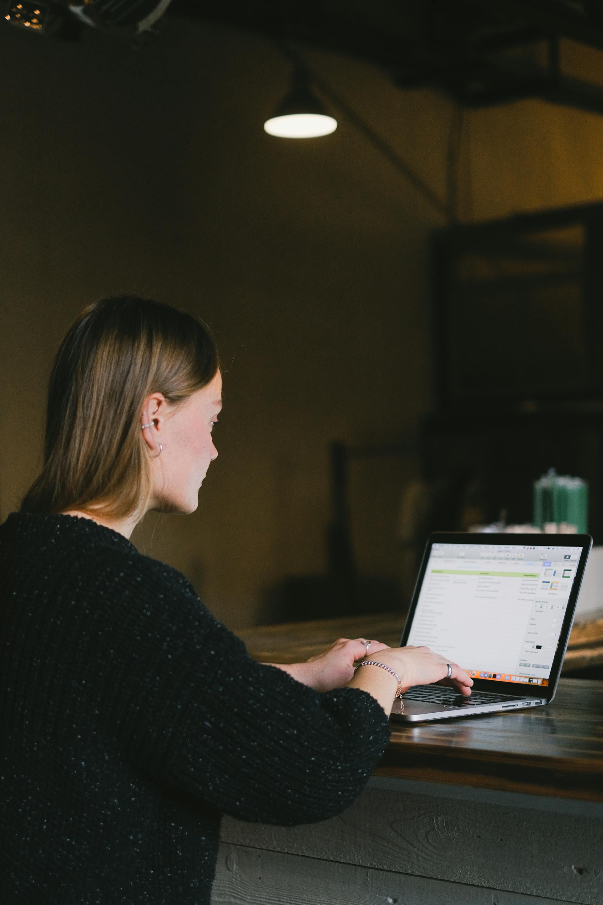 Una mujer utilizando un ordenador portátil | Fuente: Pexels