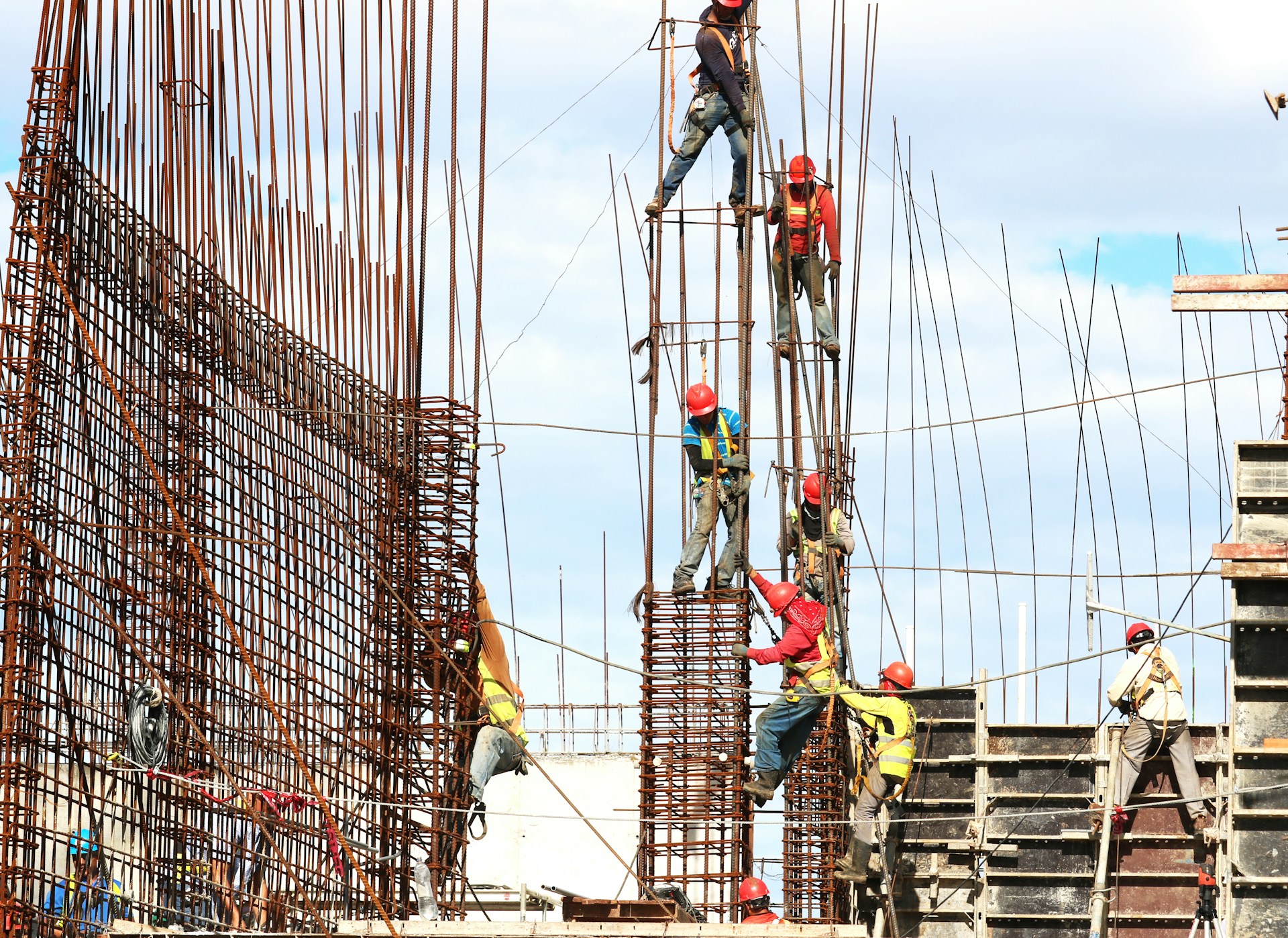 Trabajadores de la construcción en servicio | Fuente: Unsplash