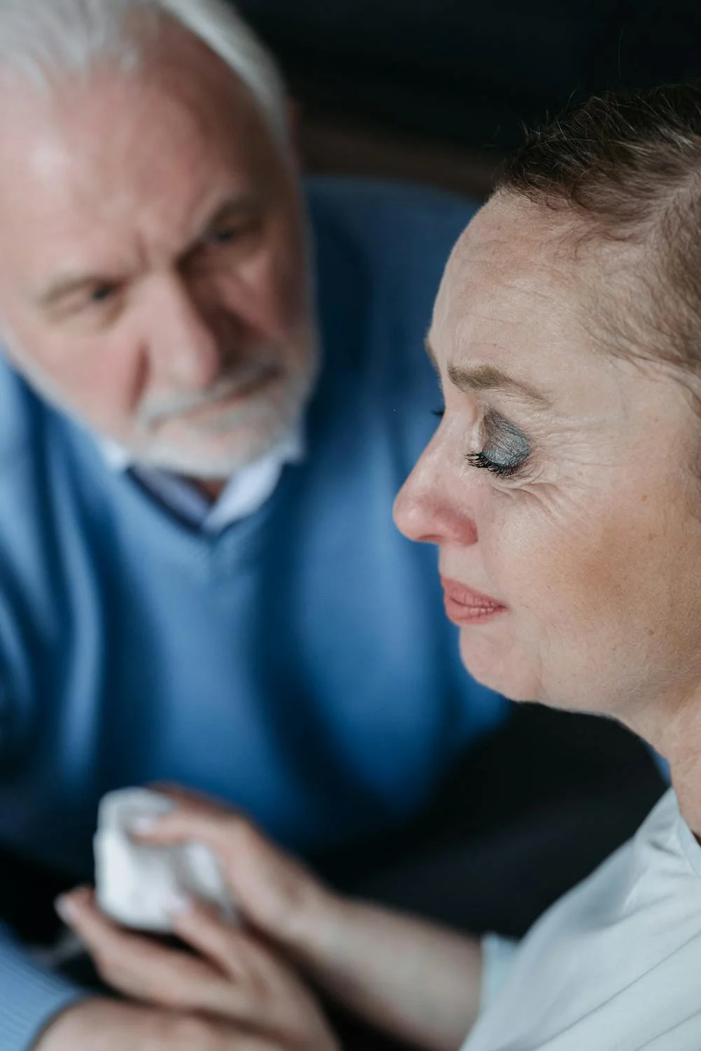 Un hombre hablando con una mujer triste | Fuente: Pexels