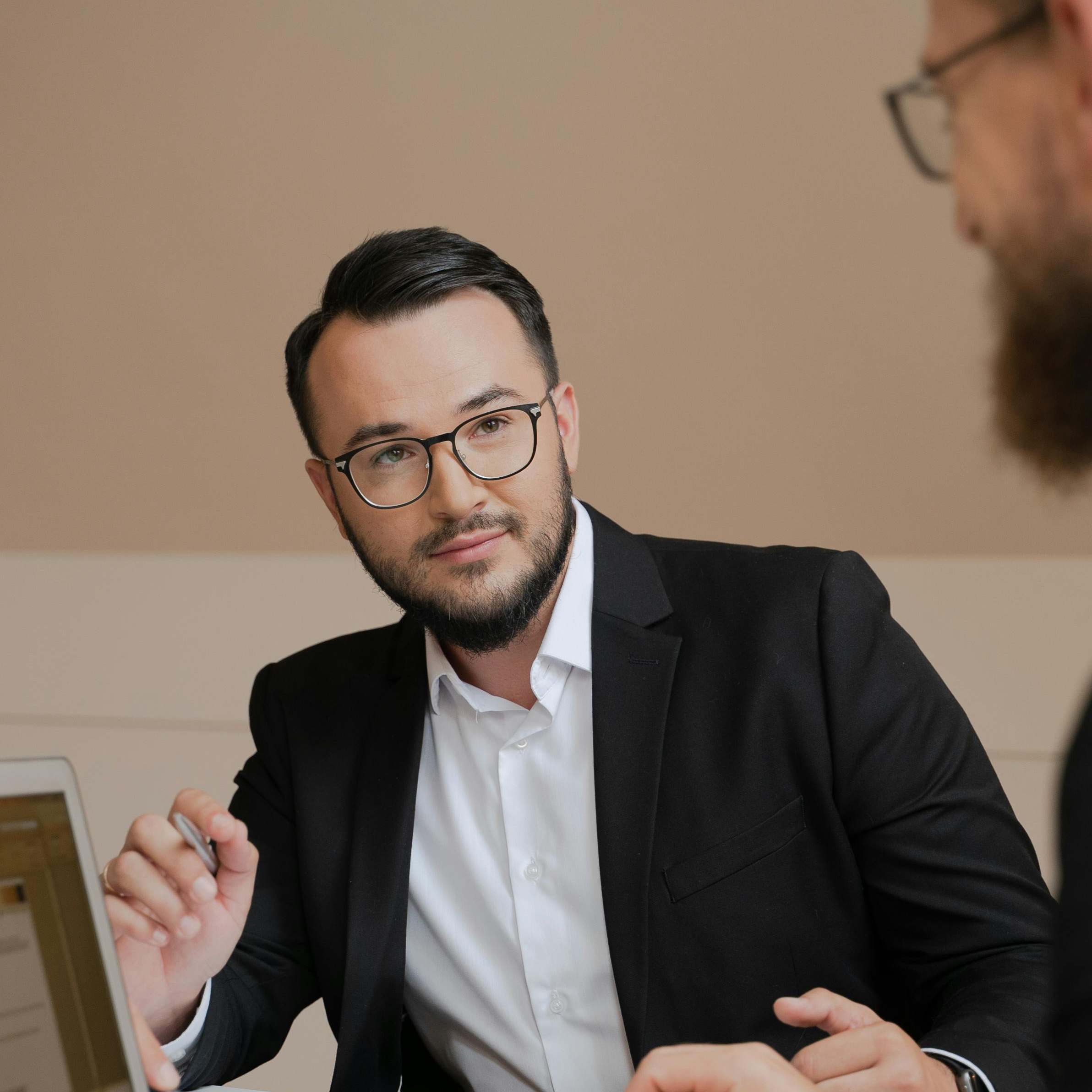 Dos hombres conversando en una oficina | Fuente: Pexels