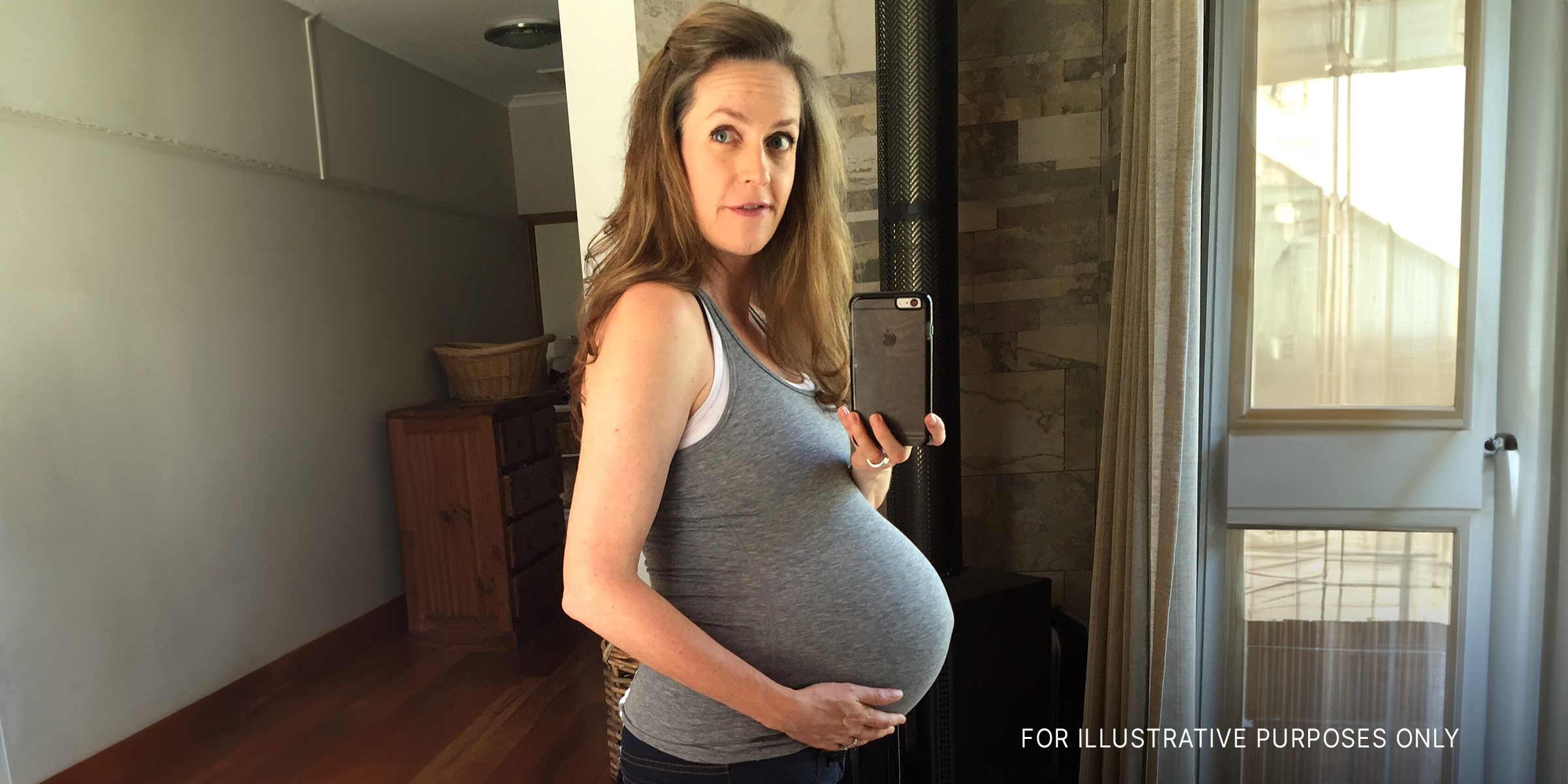 Joven embarazada tomándose una selfie | Foto: Flickr.com/stone-soup (CC BY 2.0)