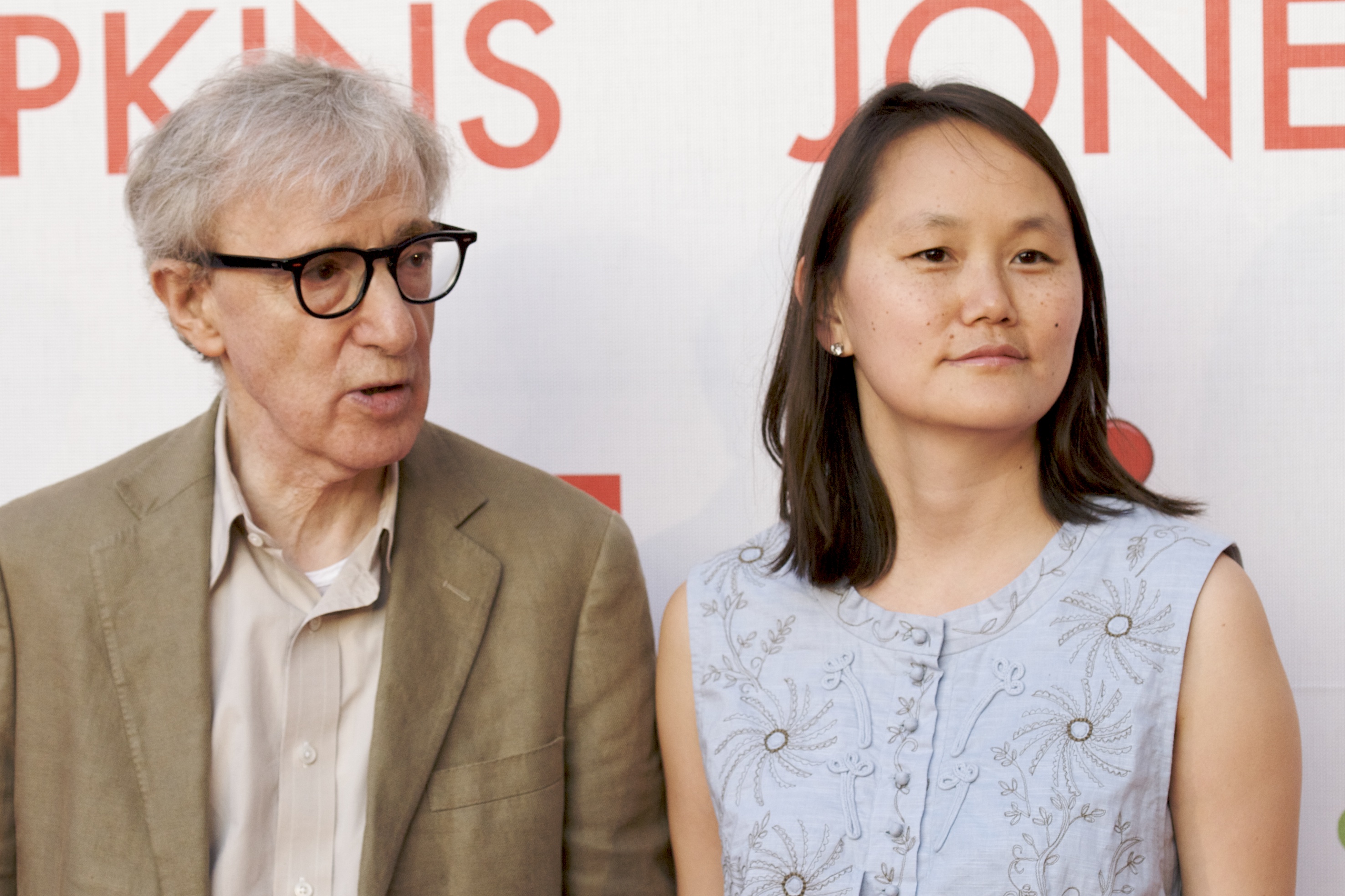 Woody Allen y Soon Yi asisten al estreno de "Conocerás a un extraño alto y oscuro" en Avilés, España, el 24 de agosto de 2010. | Fuente: Getty Images