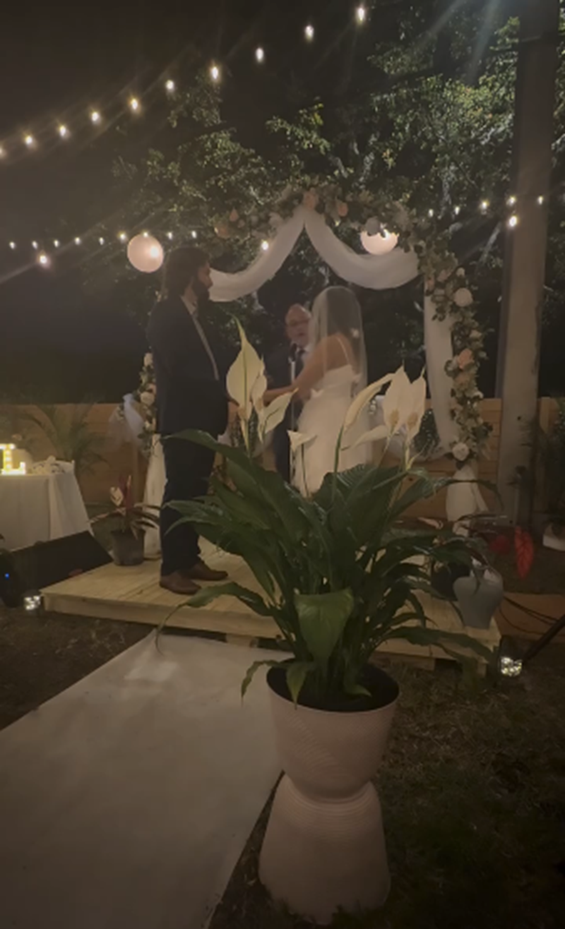 Loren Michelle Moly junto a su prometido en el altar mientras celebran su boda | Fuente: Instagram/miguelmoly