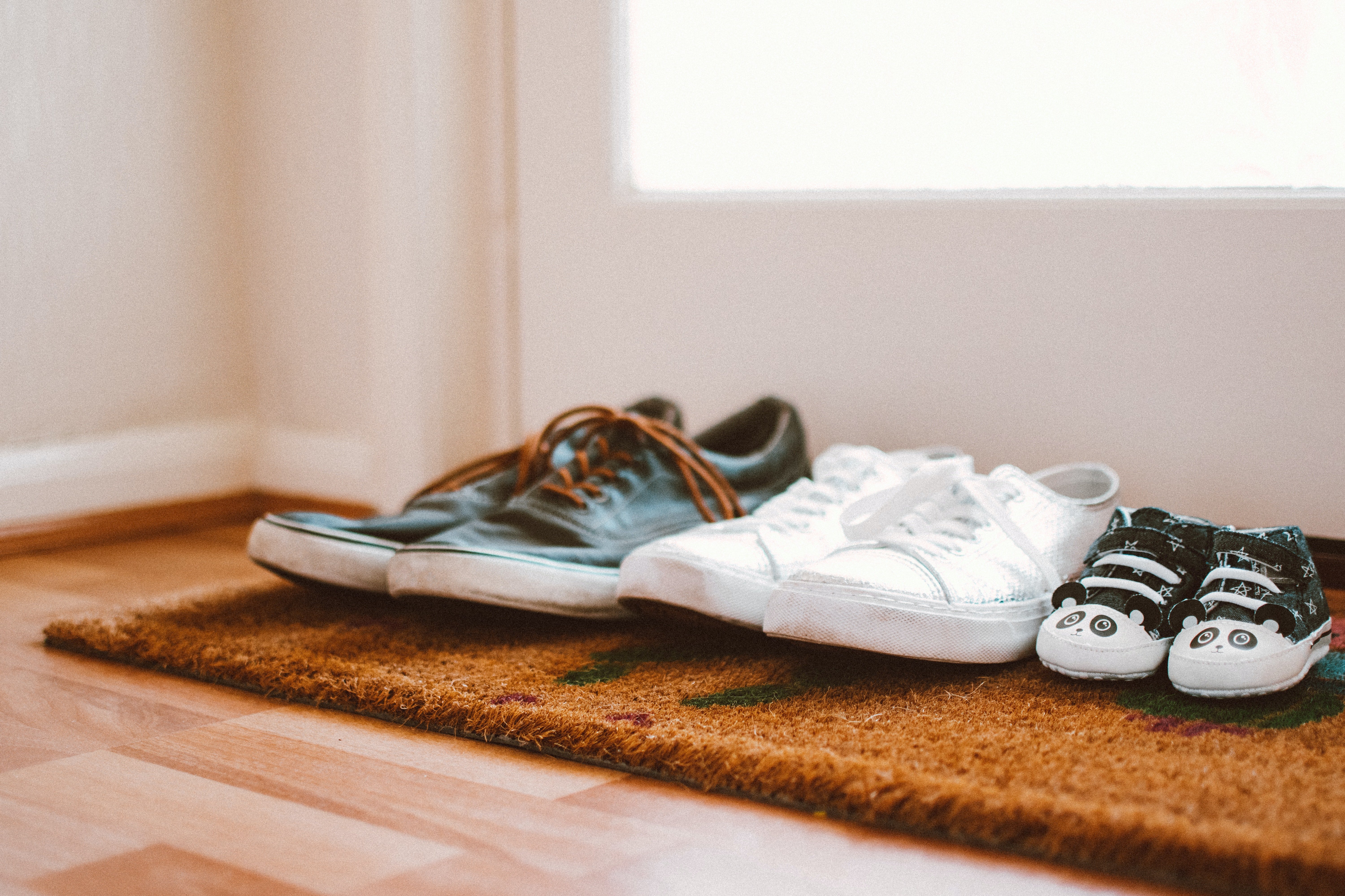 Tres pares de zapatos. | Foto: Pexels
