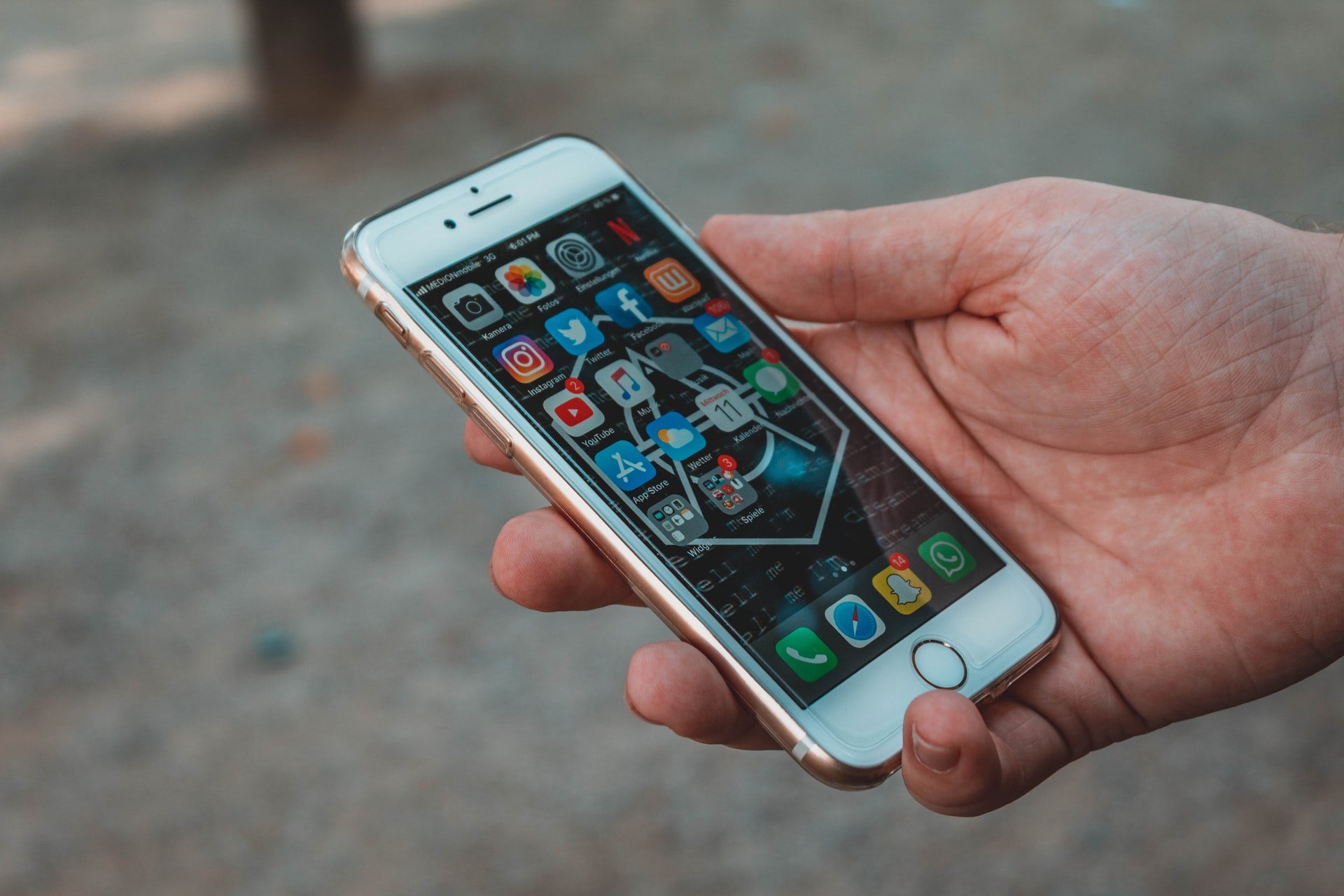 Un hombre con un teléfono celular en su mano. | Foto: Unsplash