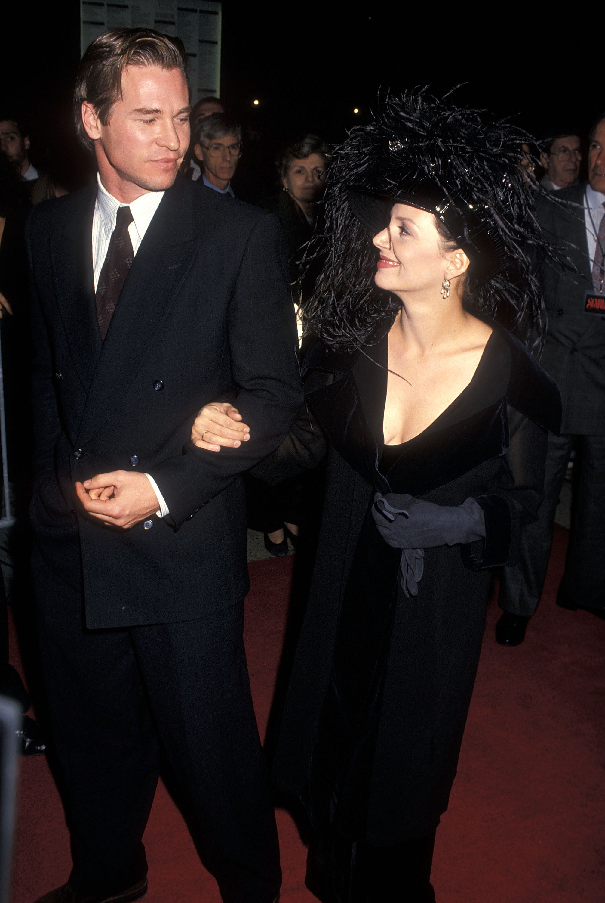 Val Kilmer y Joanne Whalley en la proyección de la miniserie de la CBS "Scarlett" el 3 de noviembre de 1994 | Foto: Getty Images