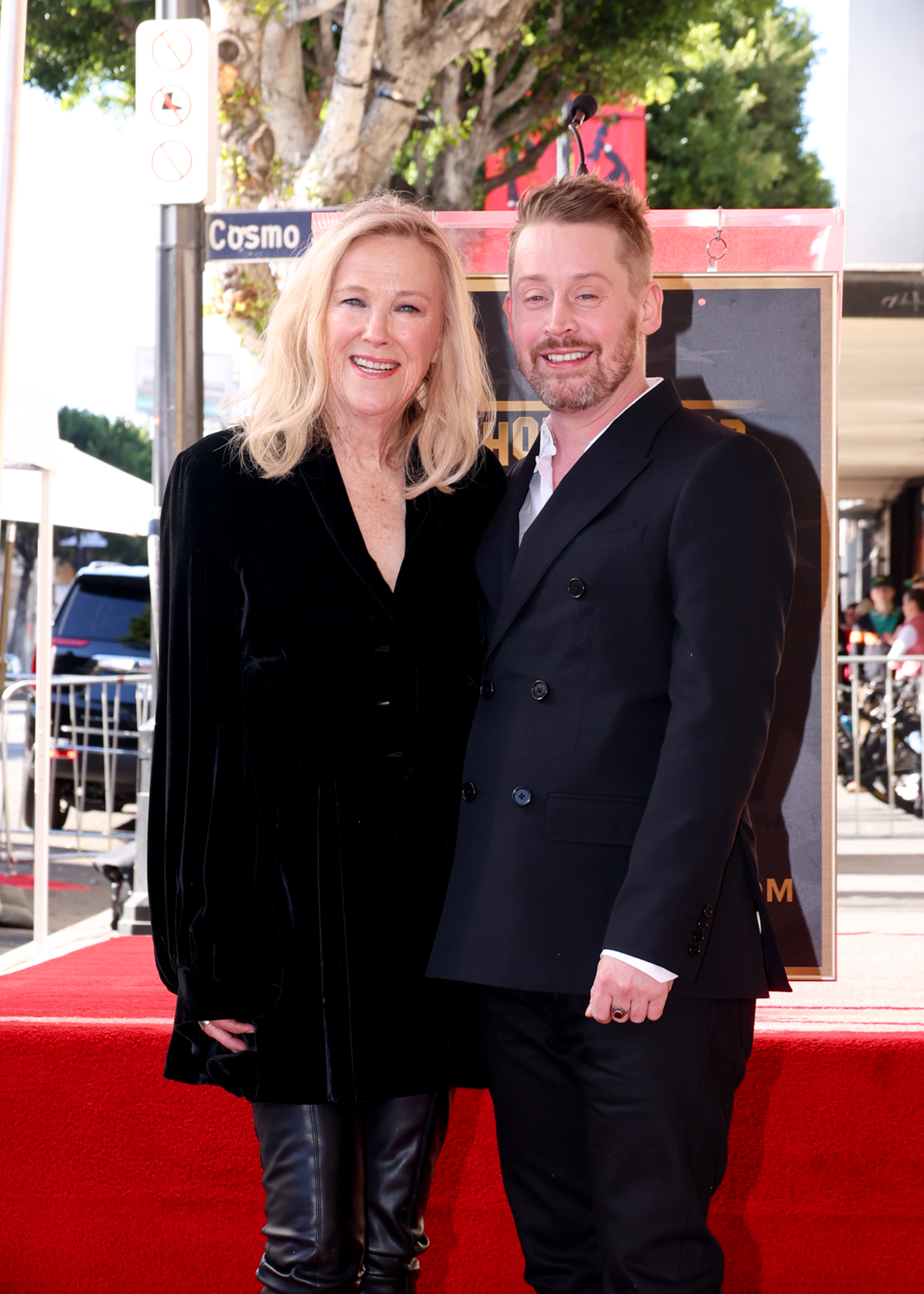 Catherine O'Hara y Macaulay Culkin en la ceremonia en la que Macaulay Culkin es honrado con una estrella en el Paseo de la Fama de Hollywood el 1 de diciembre de 2023 en Los Ángeles, California | Fuente: Getty Images