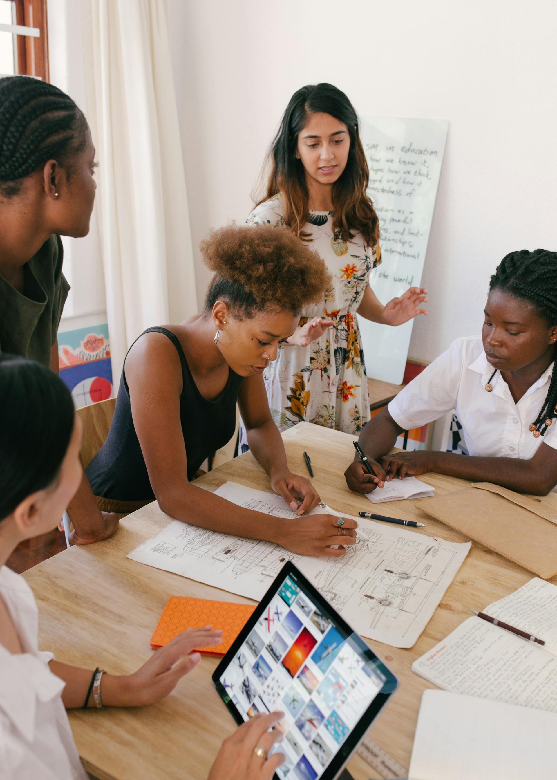 Gente en una reunión de negocios | Fuente: Pexels