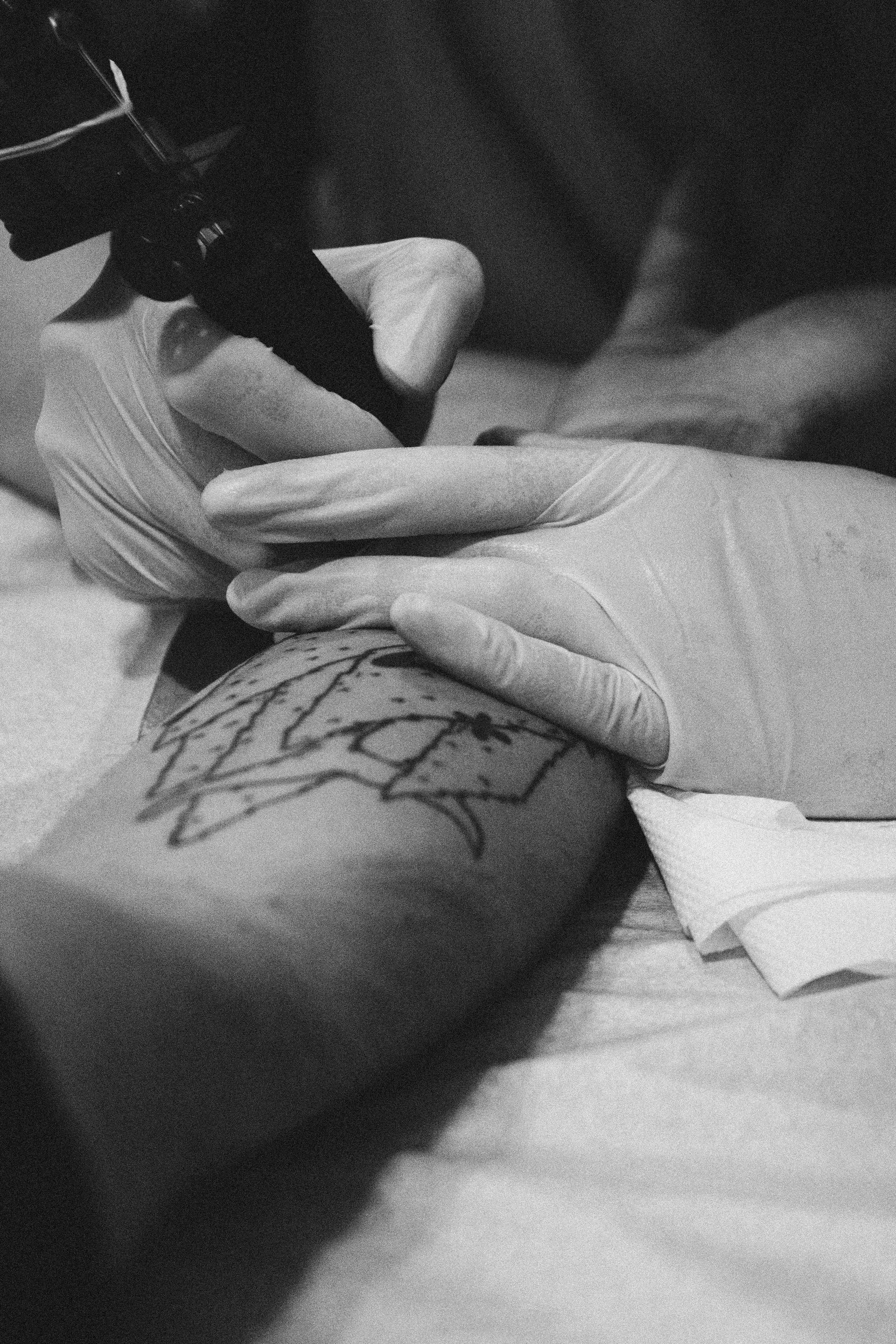Una persona haciéndose un tatuaje | Fuente: Pexels