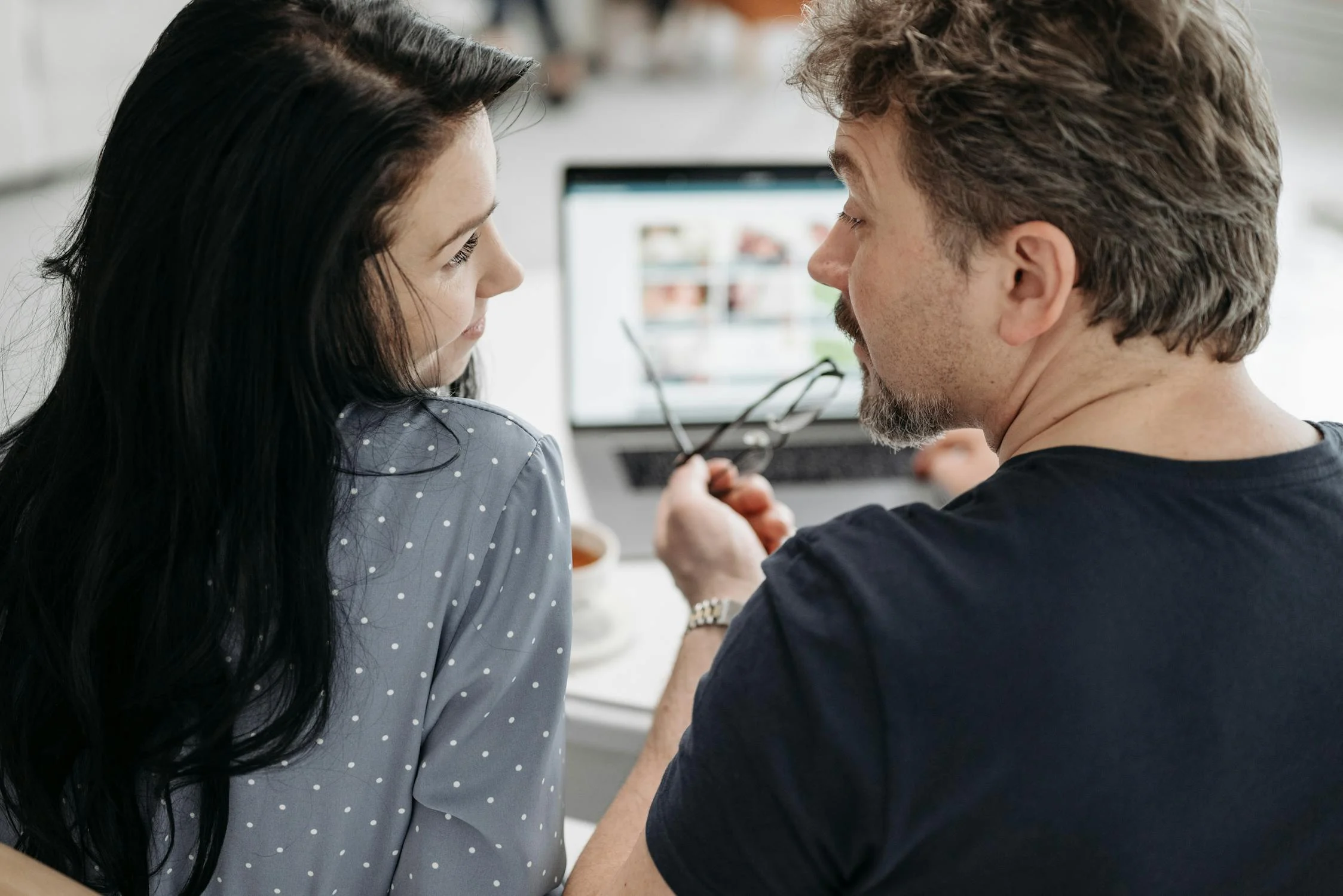 Una pareja hablando en casa | Fuente: Pexels