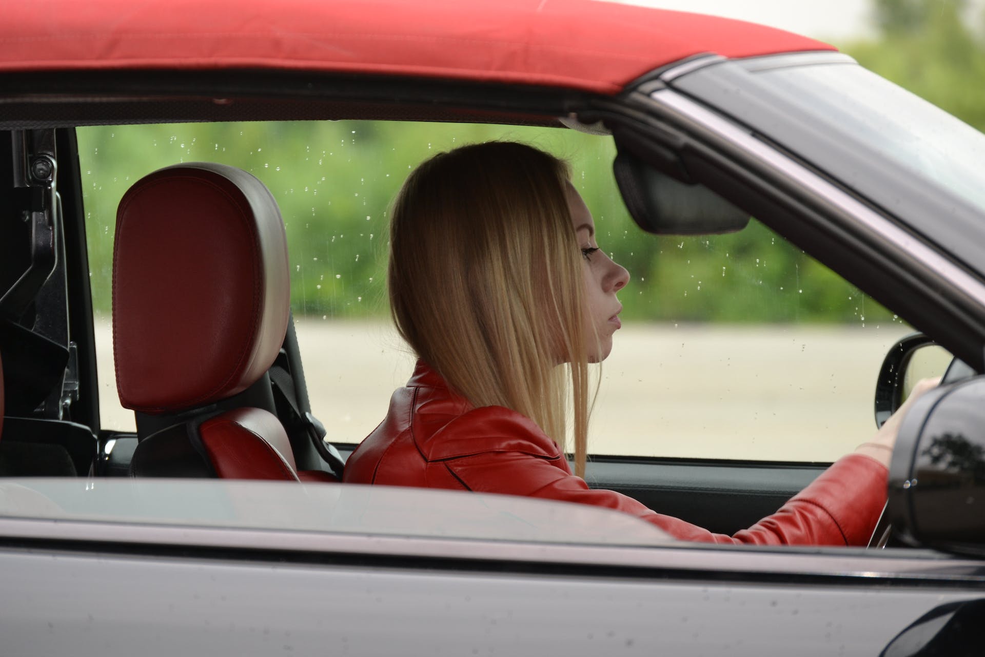 Mujer conduciendo un Automóvil | Foto: Pexels
