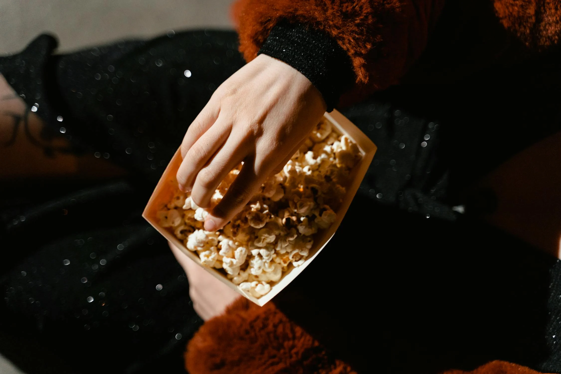 Una mujer comiendo palomitas | Fuente: Pexels