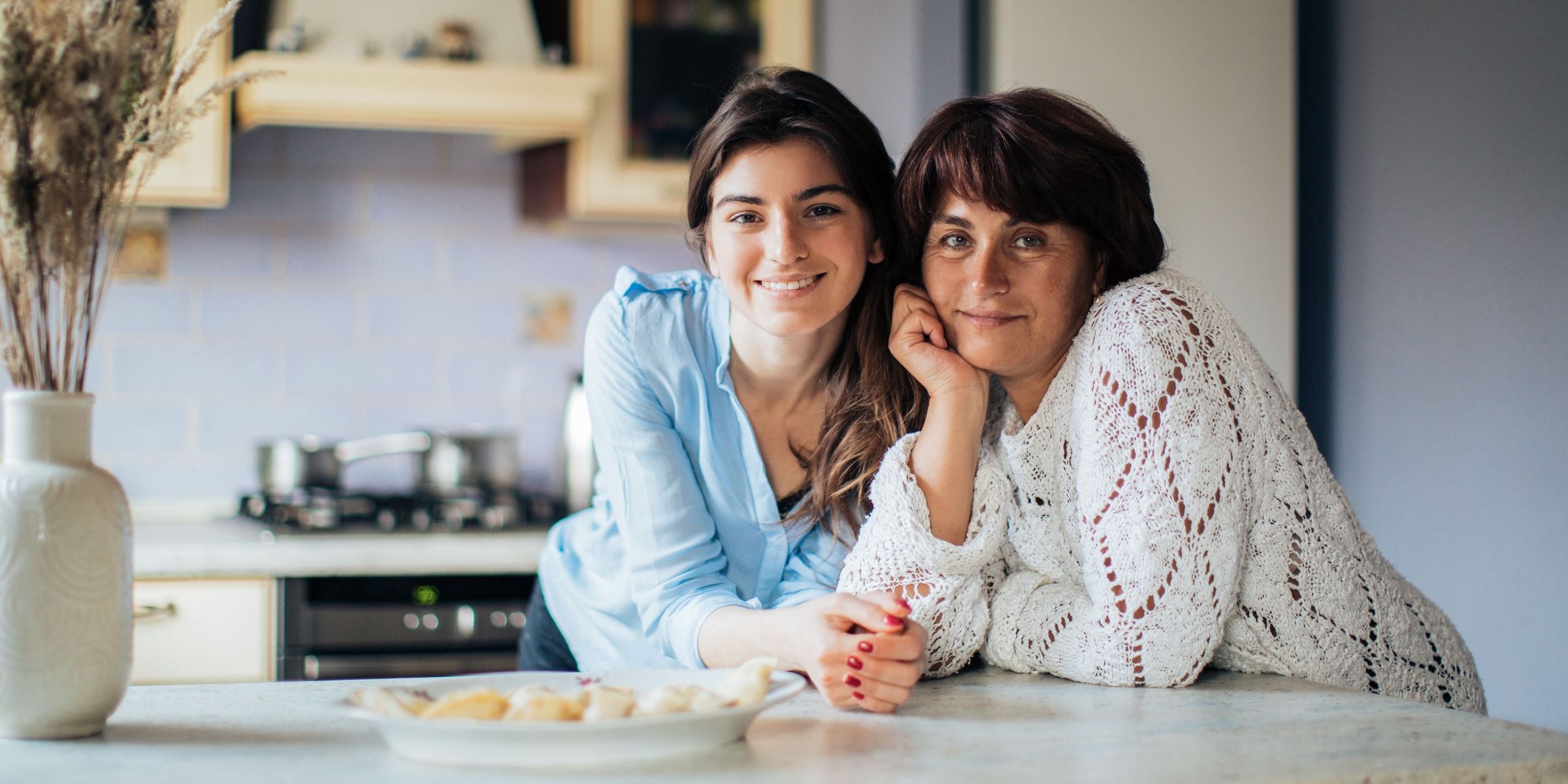 Una madre y su hija posando juntas en una cocina | Fuente: Pexels