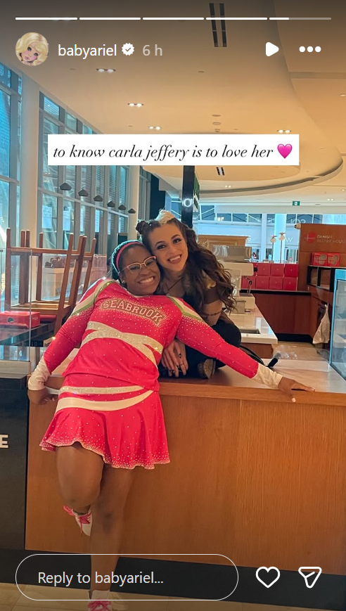 Ariel Rebecca ha compartido una divertida foto de archivo de Carla Jeffery con su uniforme de animadora de Seabrook, en la que recuerda a la actriz con las siguientes palabras: "Conocer a Carla Jeffery es quererla 💗" | Fuente: Instagram/babyariel