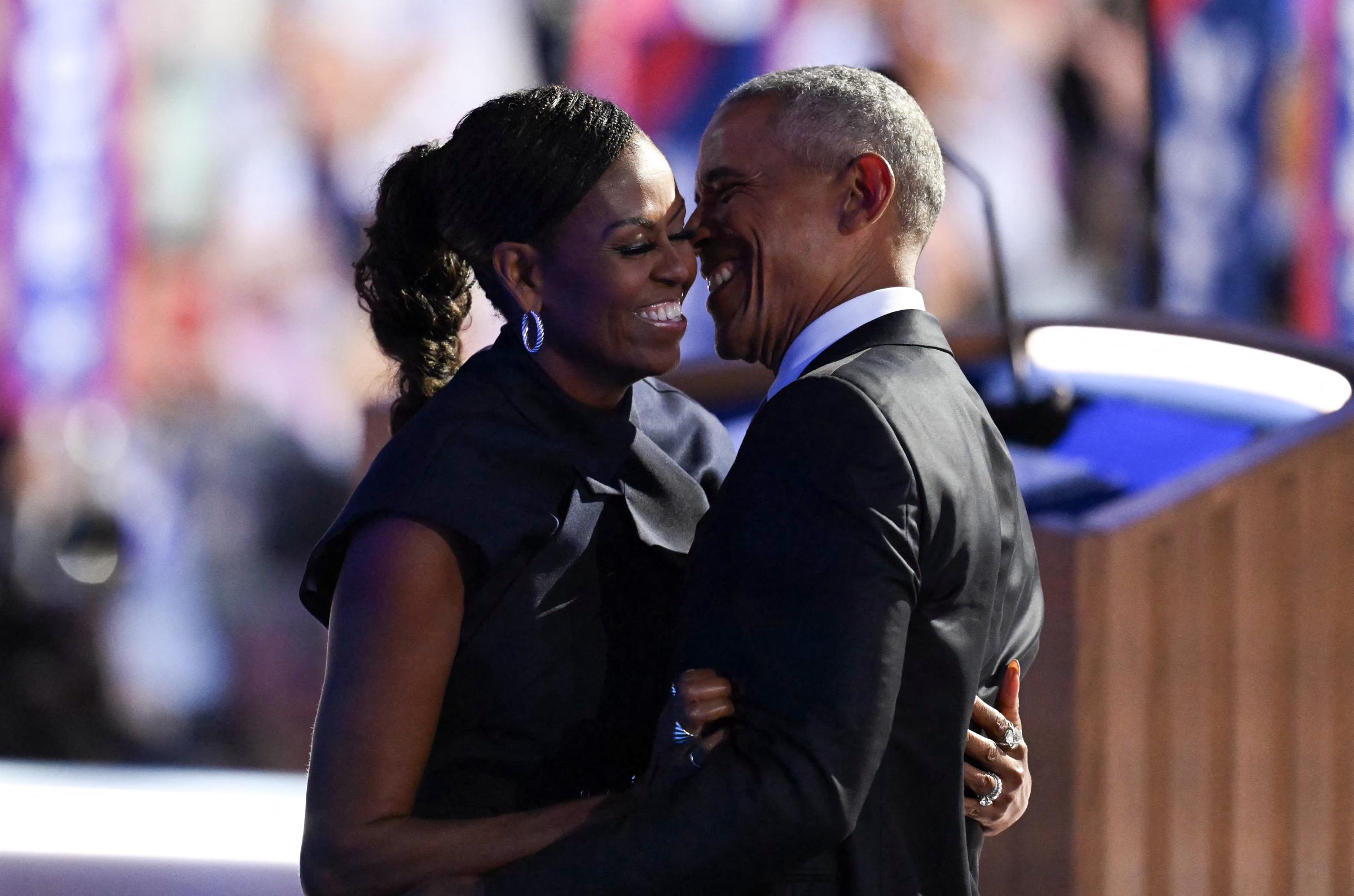 Barack y Michelle bailaron juntos durante las celebraciones de la toma de posesión de 2009, uno de esos primeros momentos en la Casa Blanca que ayudaron a definir su imagen pública como pareja, justo cuando sus vidas estaban cambiando de forma histórica. | Fuente: Getty Images
