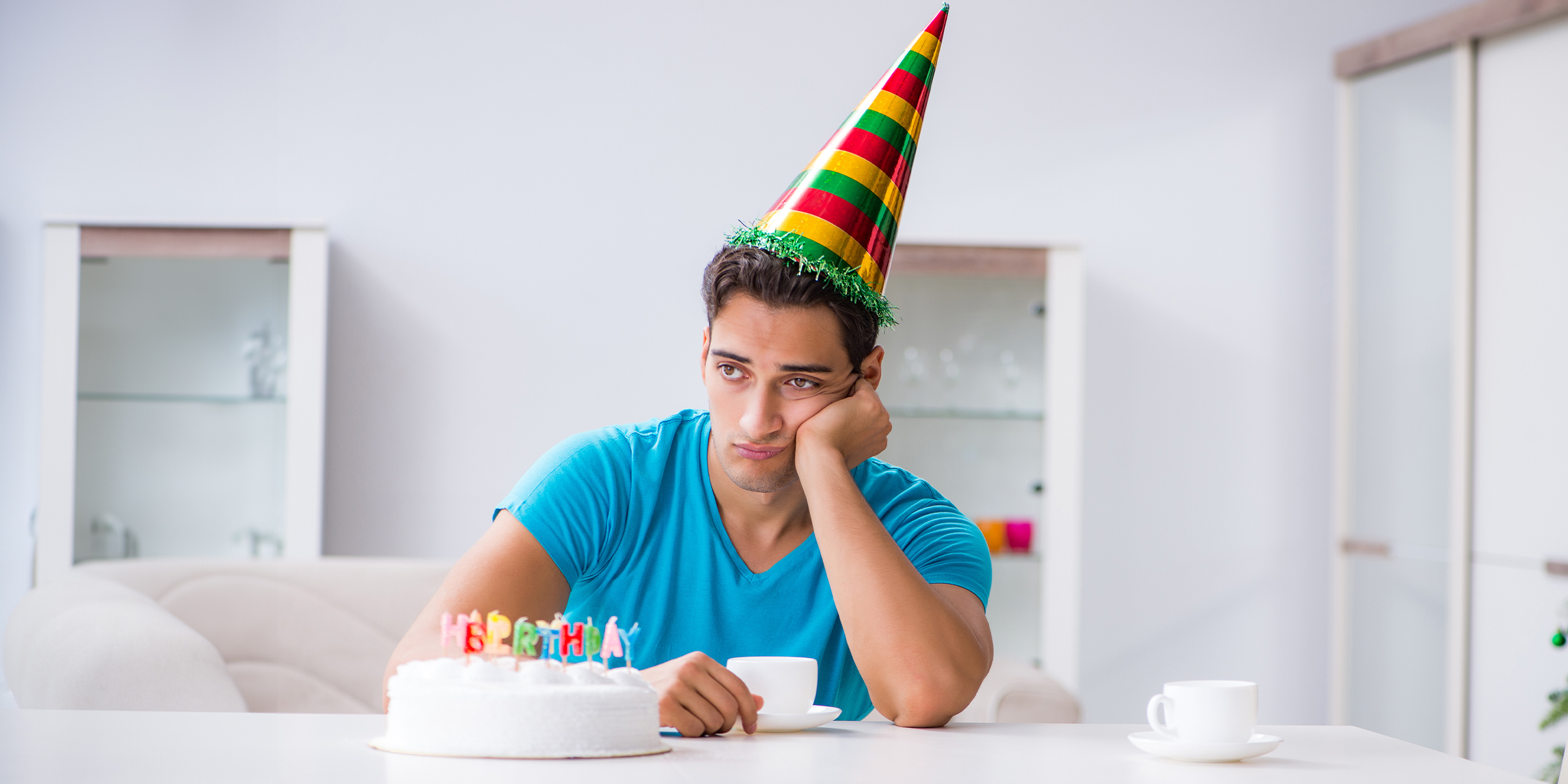 Un chico triste el día de su cumpleaños | Fuente: Shutterstock