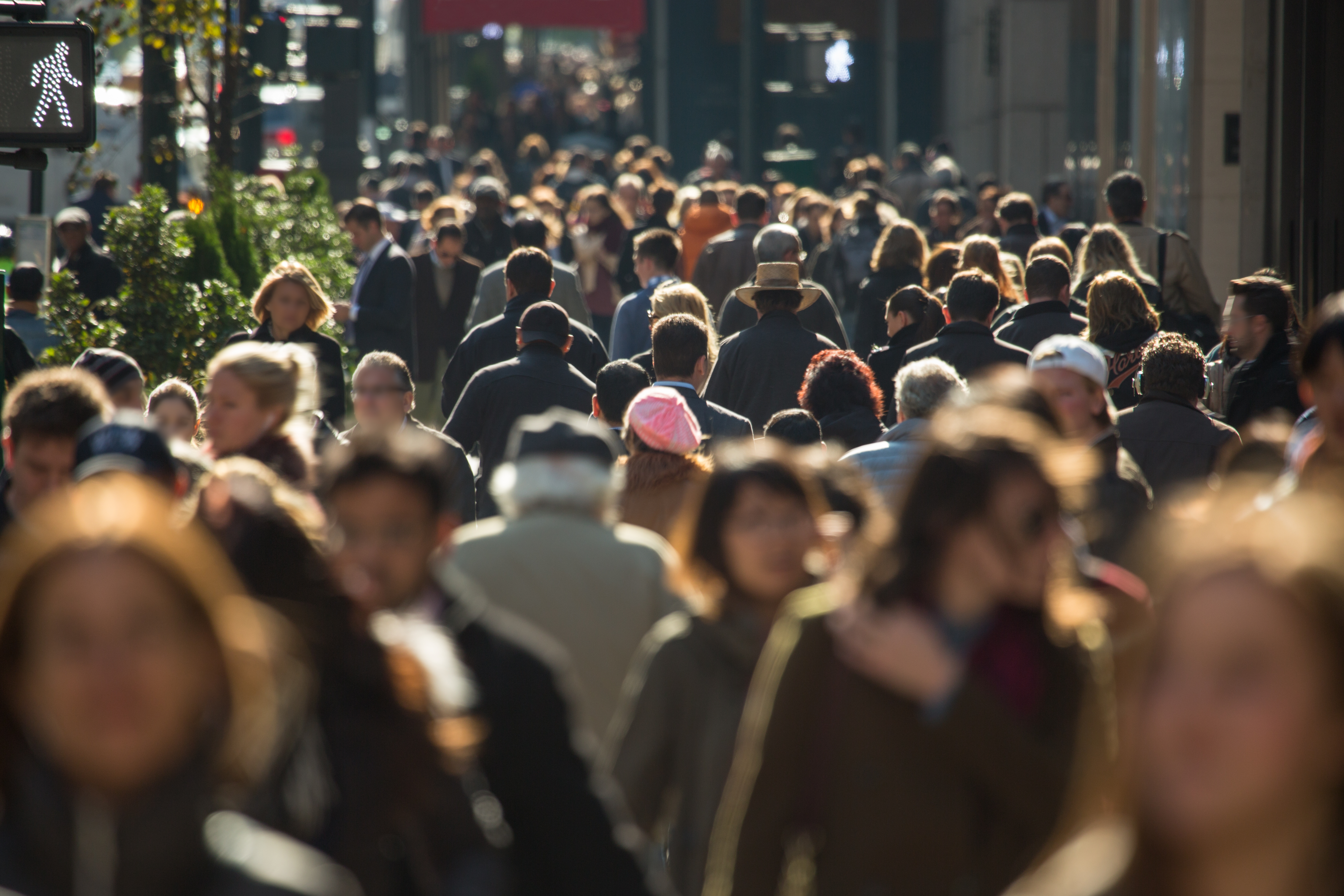 Multitud de personas anónimas | Fuente: Shutterstock