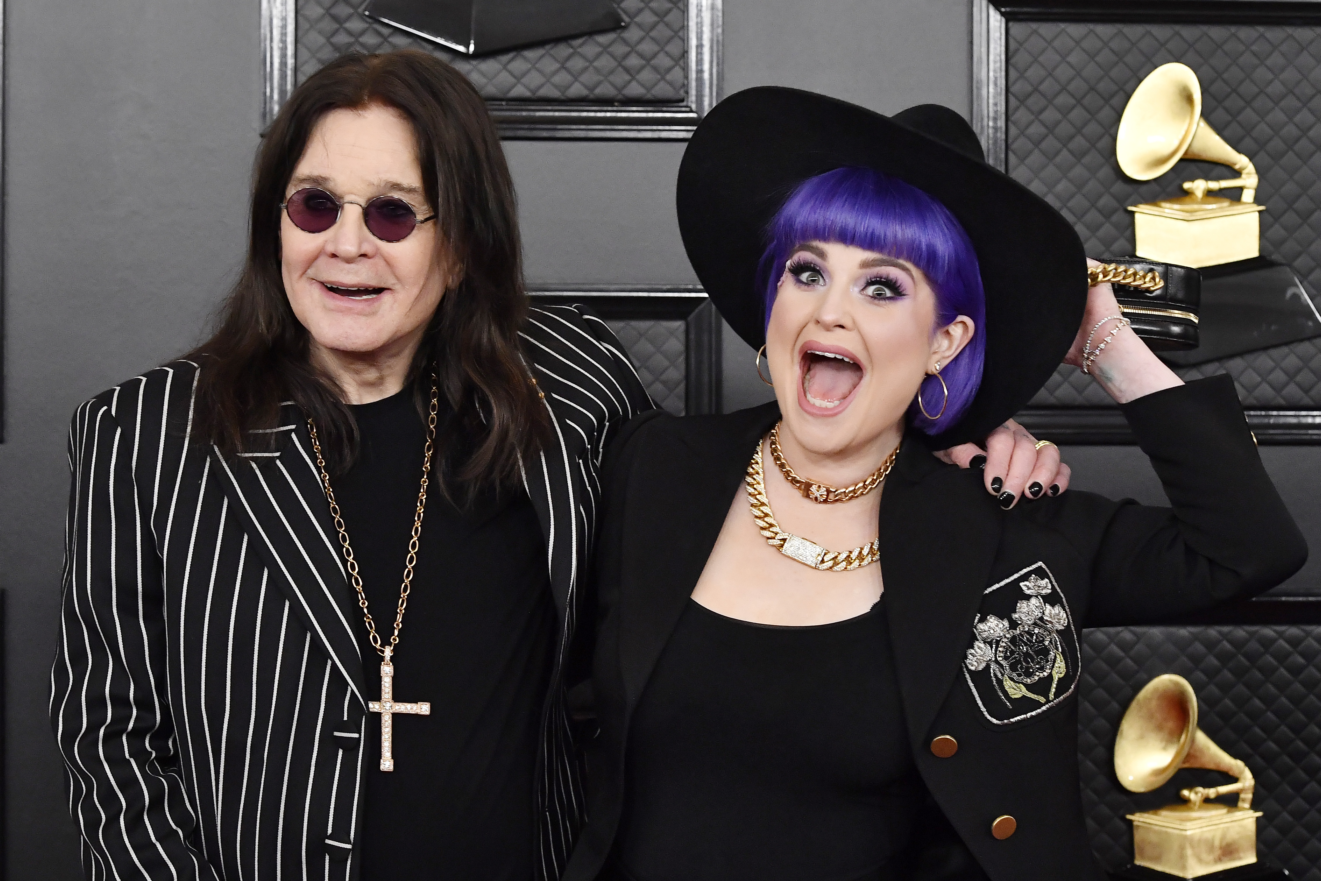 Ozzy Osbourne y su hija Kelly compartieron un momento muy divertido en los Premios Grammy 2020, en los que Kelly posó juguetonamente junto a su padre con un sombrero de ala ancha y el pelo de un morado brillante. | Fuente: Getty Images