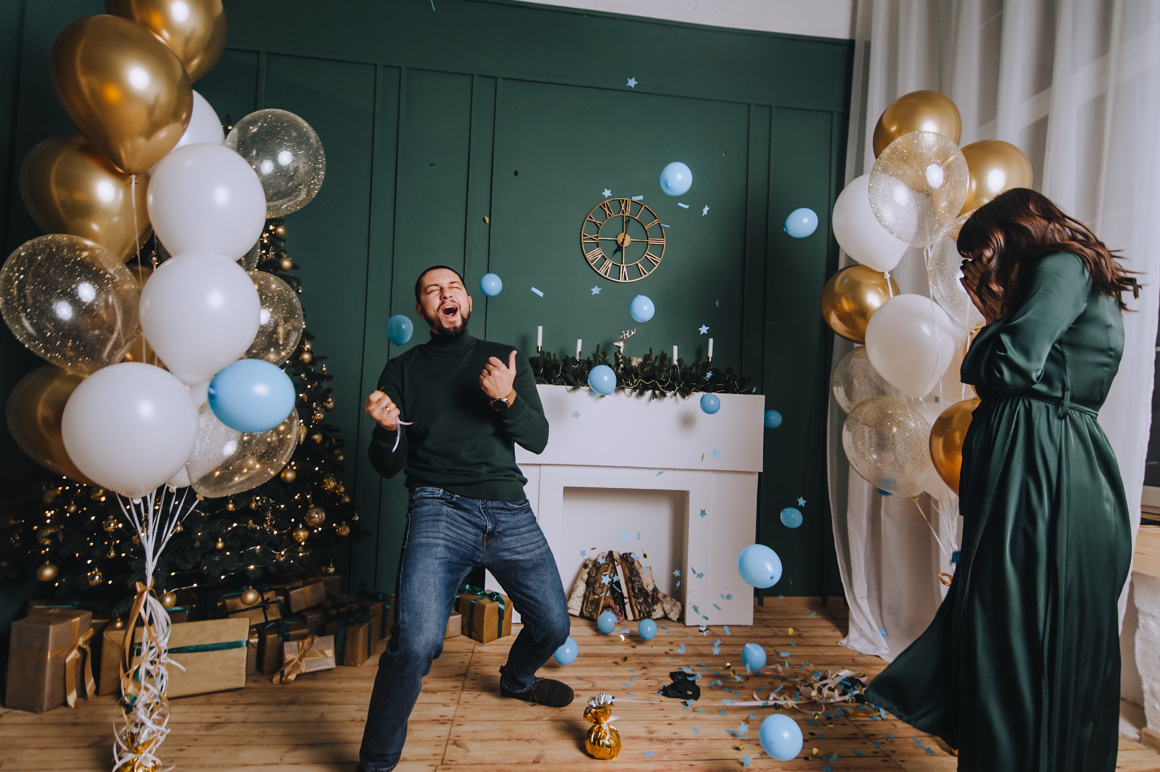 Un hombre rodeado de globos azules celebrando emocionado. | Foto: Shutterstock