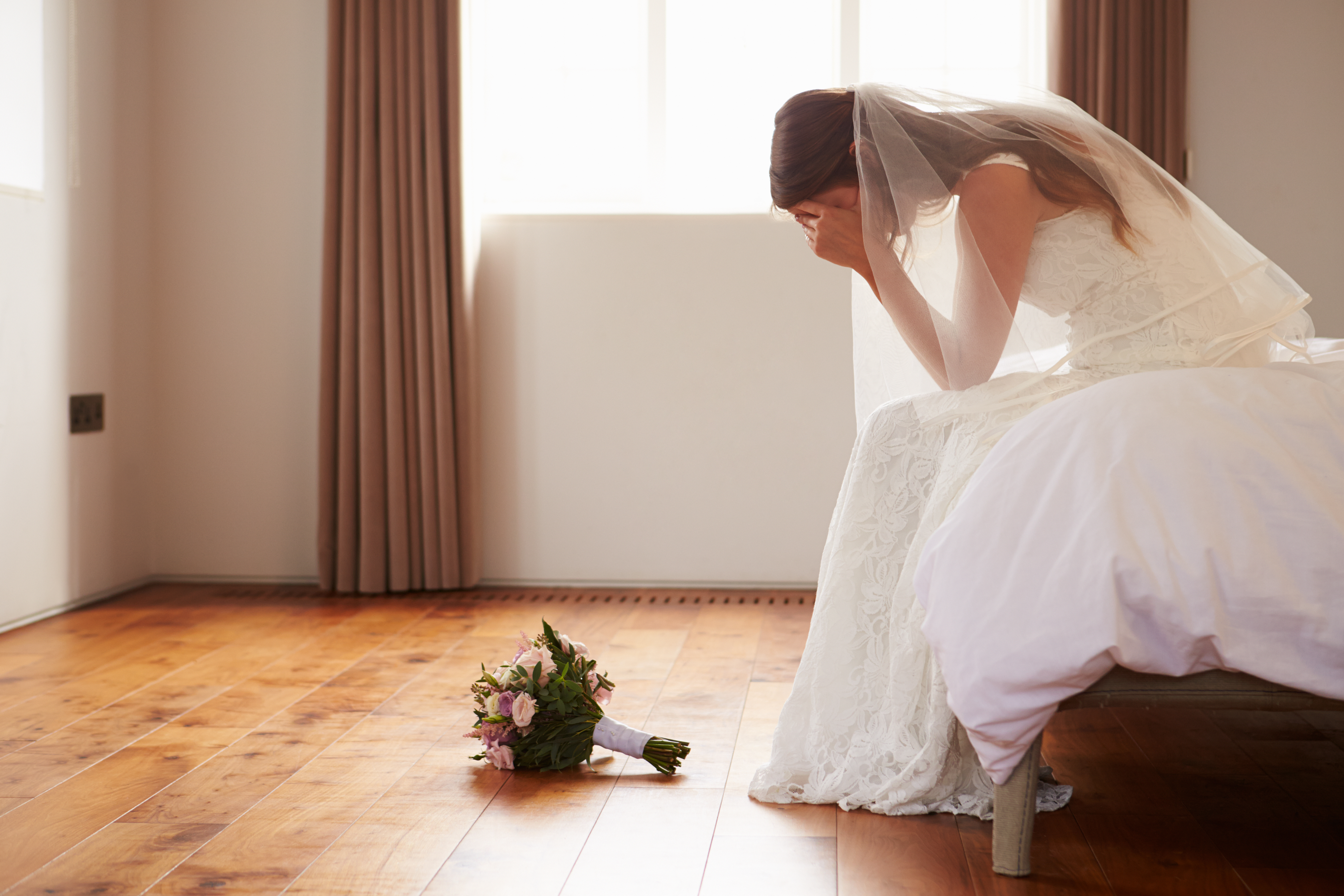 Una novia triste sentada en una habitación | Foto: Shutterstock