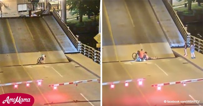 Ciclista atraviesa puente levadizo cuando empieza a subir y cae en la brecha