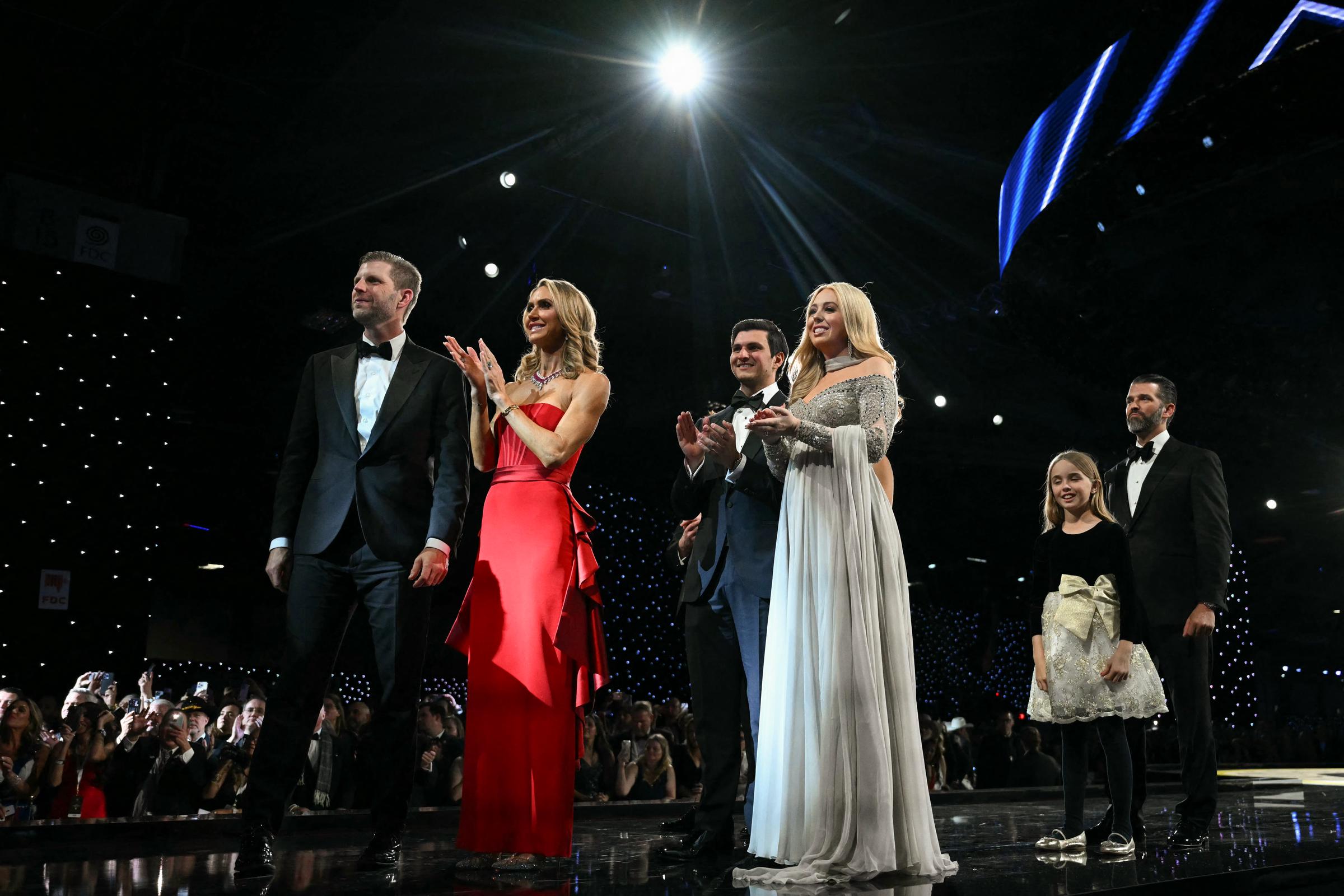 Eric Trump, su esposa Lara, su hermana Tiffany y el marido de ésta, Micheal Boulos, asisten al baile inaugural de Liberty | Fuente: Getty Images