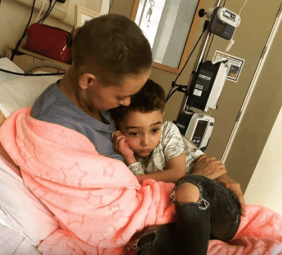 Naomi Knighton soteniendo en sus brazos a su hijo j'varn en el hospital| Foto : YouTube/  licence music