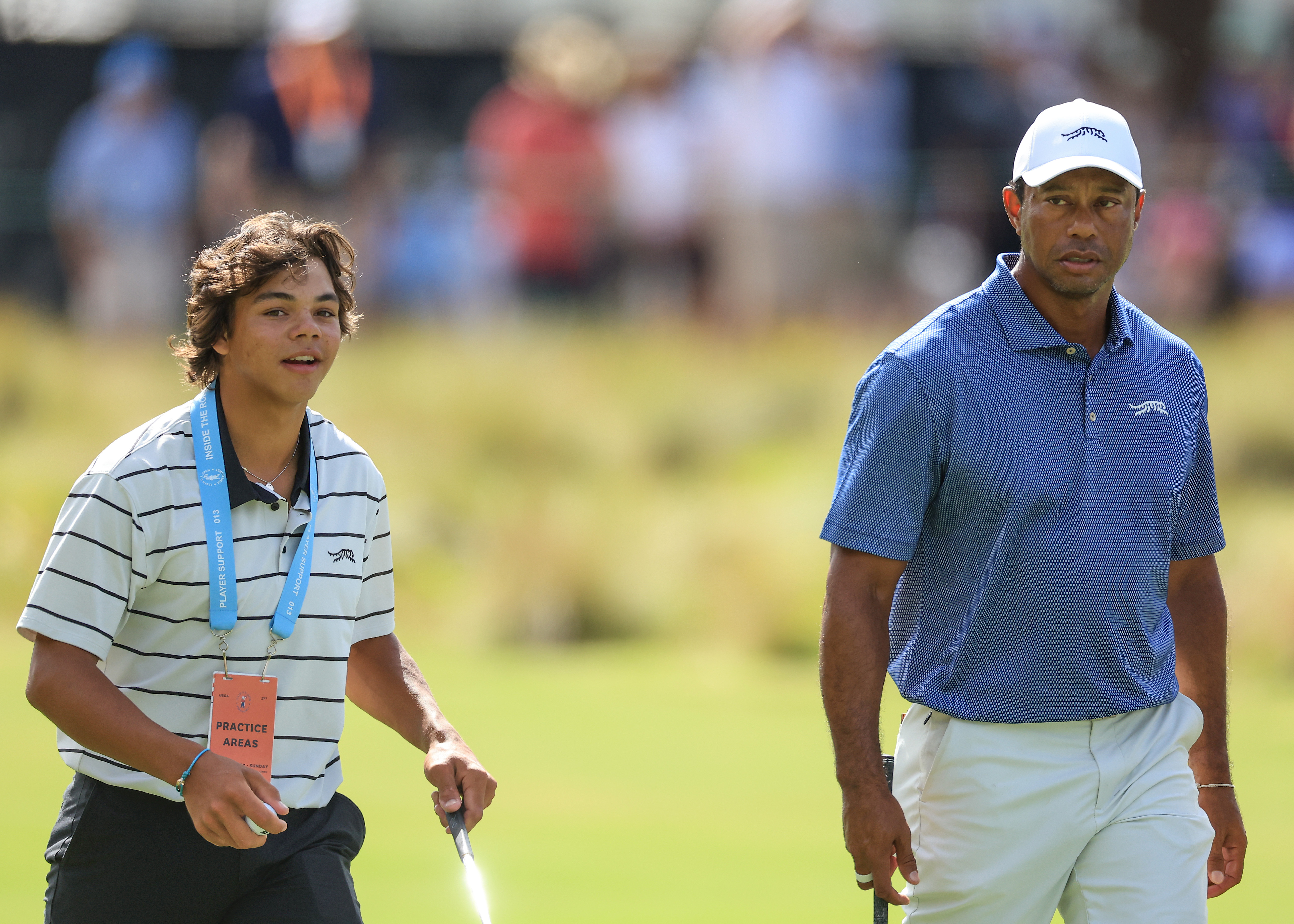 Tiger y Charlie Woods caminan hacia los entrenamientos para el US Open 2024 en Pinehurst, Carolina del Norte, el 10 de junio de 2024 | Fuente: Getty Images