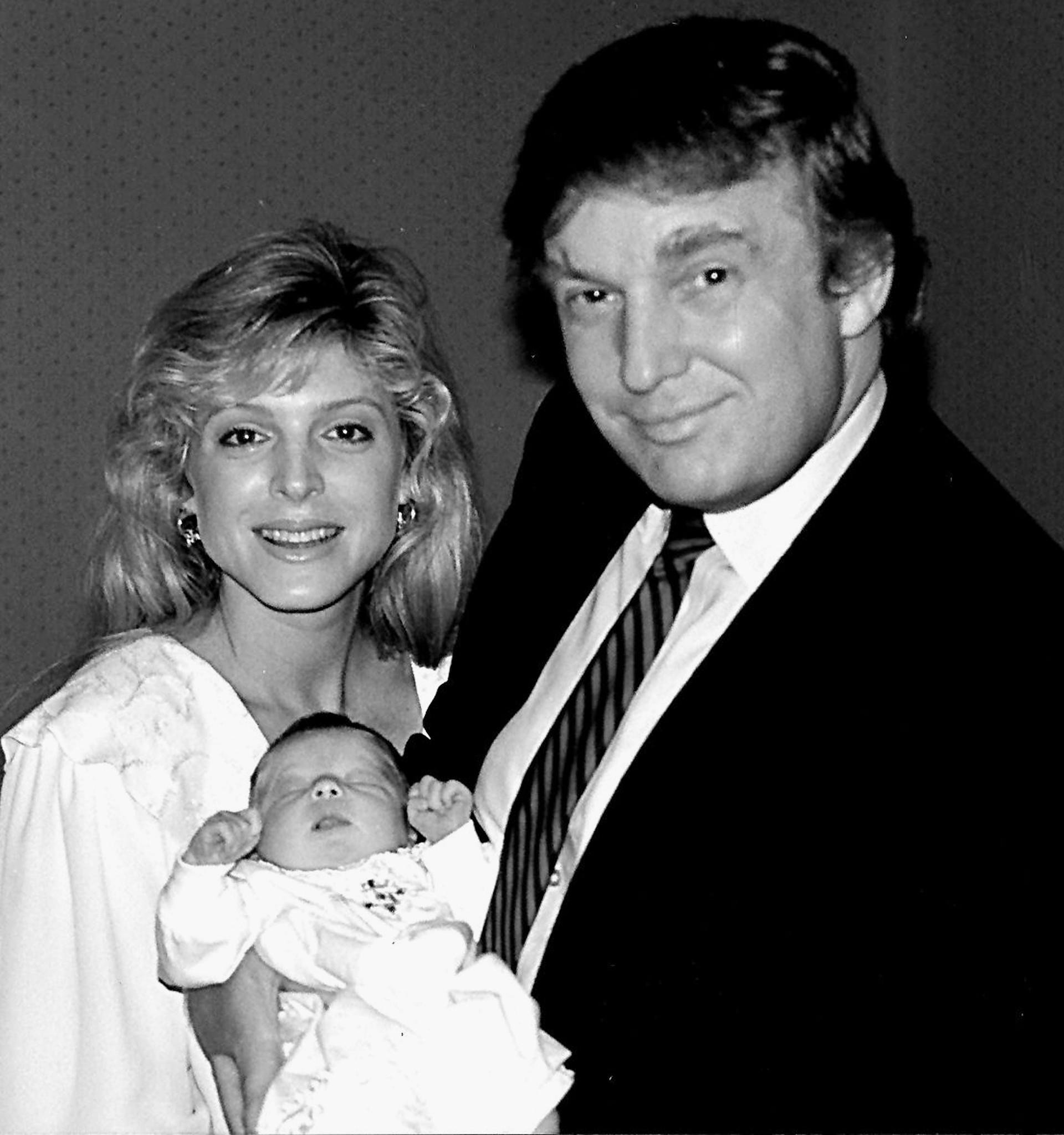 Marla Maples y Donald Trump fotografiados con su hija recién nacida en 1993 | Fuente: Getty Images