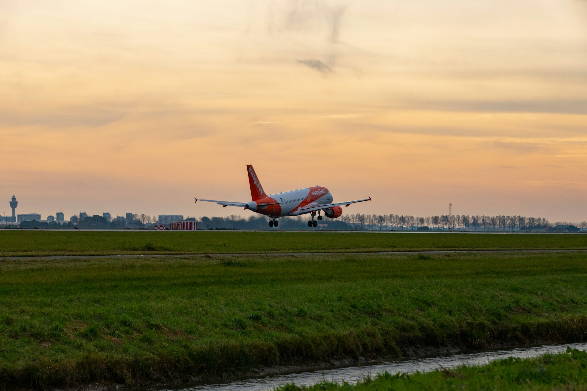 Un vuelo despegando | Fuente: Unsplash