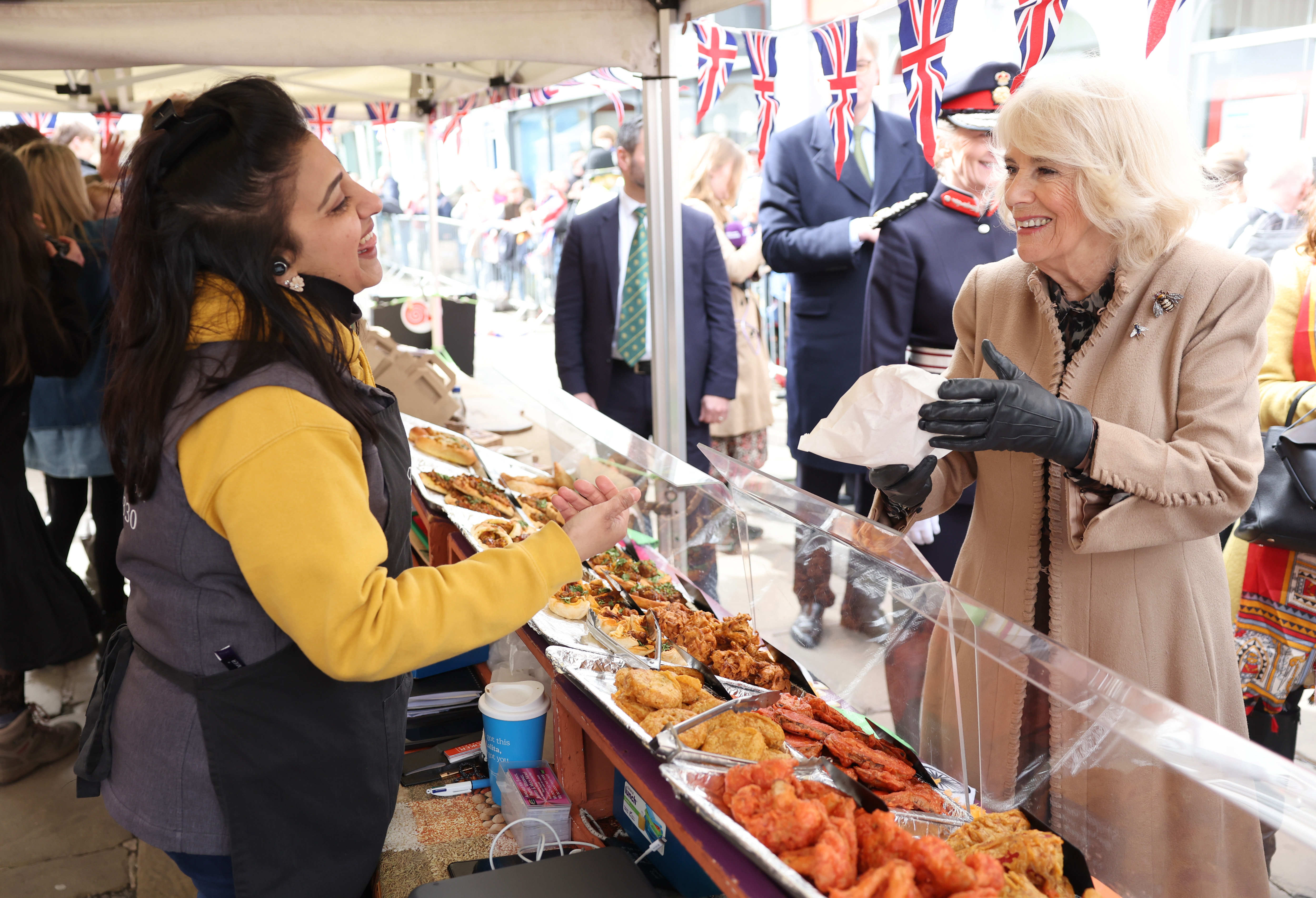 La reina Camilla durante su visita al Farmers' Market el 27 de marzo de 2024 en Shrewsbury, Inglaterra | Foto: Getty Images