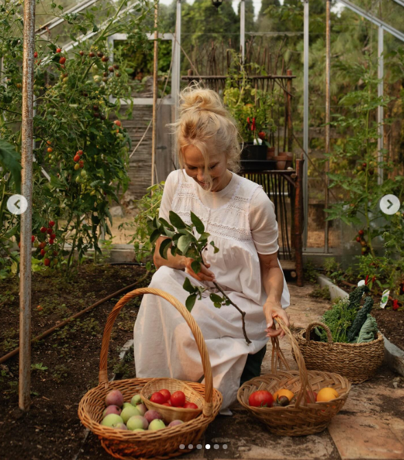 Dentro de un invernadero bañado por el sol en Arcady, Pamela Anderson está arrodillada con un camisón blanco vintage, acunando una rama recién cortada junto a unas cestas de mimbre repletas de manzanas de cosecha propia, tomates tradicionales y cítricos. Al destacar la cosecha para su programa "Pamela's Cooking with Love", celebró haber traído a chefs de talla mundial a la isla de Vancouver y dijo que este proyecto de cocina basado en productos de la granja era todo lo que siempre había podido pedir. | Fuente: Instagram/pamelaanderson