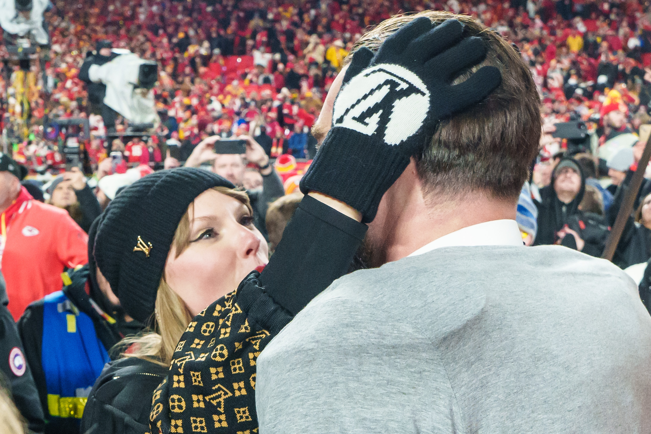 Taylor Swift abraza a Travis Kelce el 26 de enero de 2025 | Fuente: Getty Images