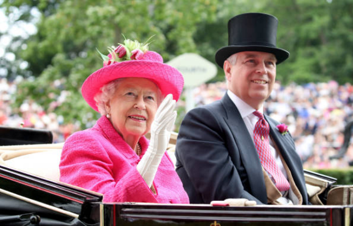 La reina Isabel y su hijo, el príncipe Andrew, llegan en un carruaje al hipódromo de Ascot, el 22 de junio de 2017, en Ascot, Inglaterra. | Foto: Getty Images