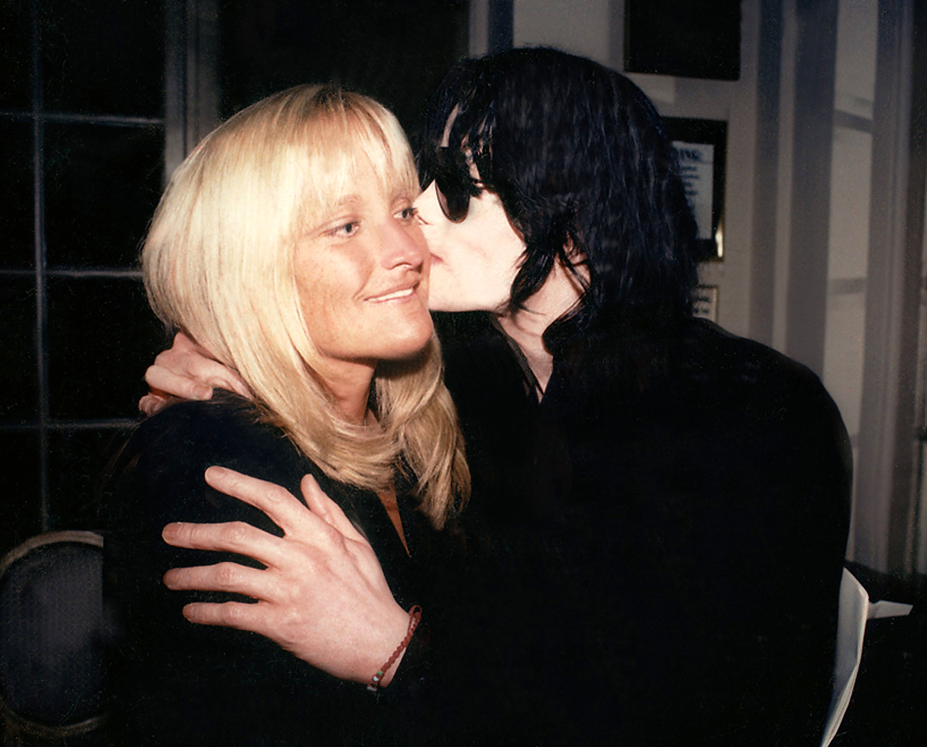 Debbie Rowe y Michael Jackson durante un evento privado en L'Orangerie el 17 de diciembre de 1998 en Los Angeles. | Fuente: Getty Images