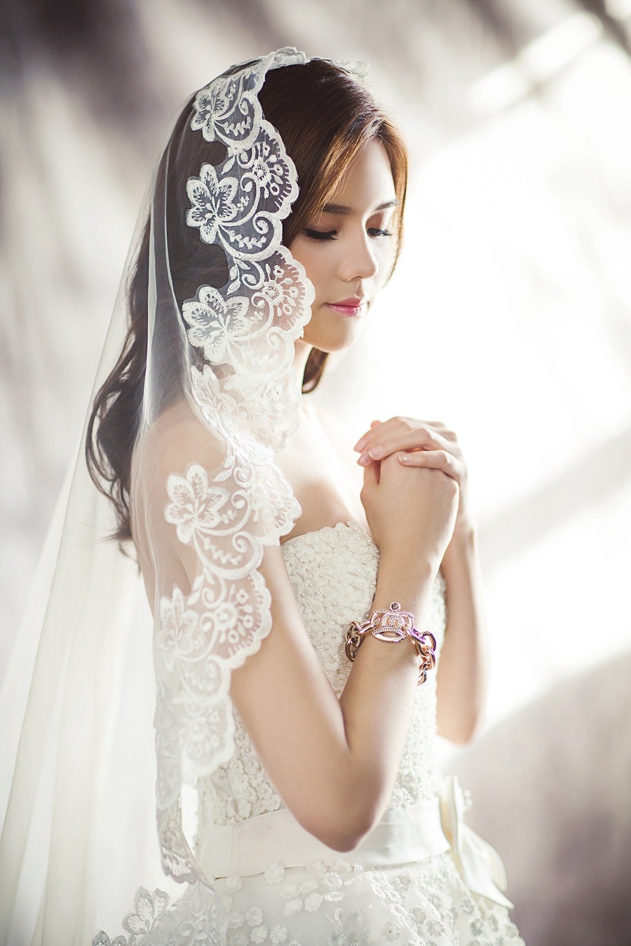 Dama con su traje de novia, el cual acompañó con un velo.| Foto: Pexels