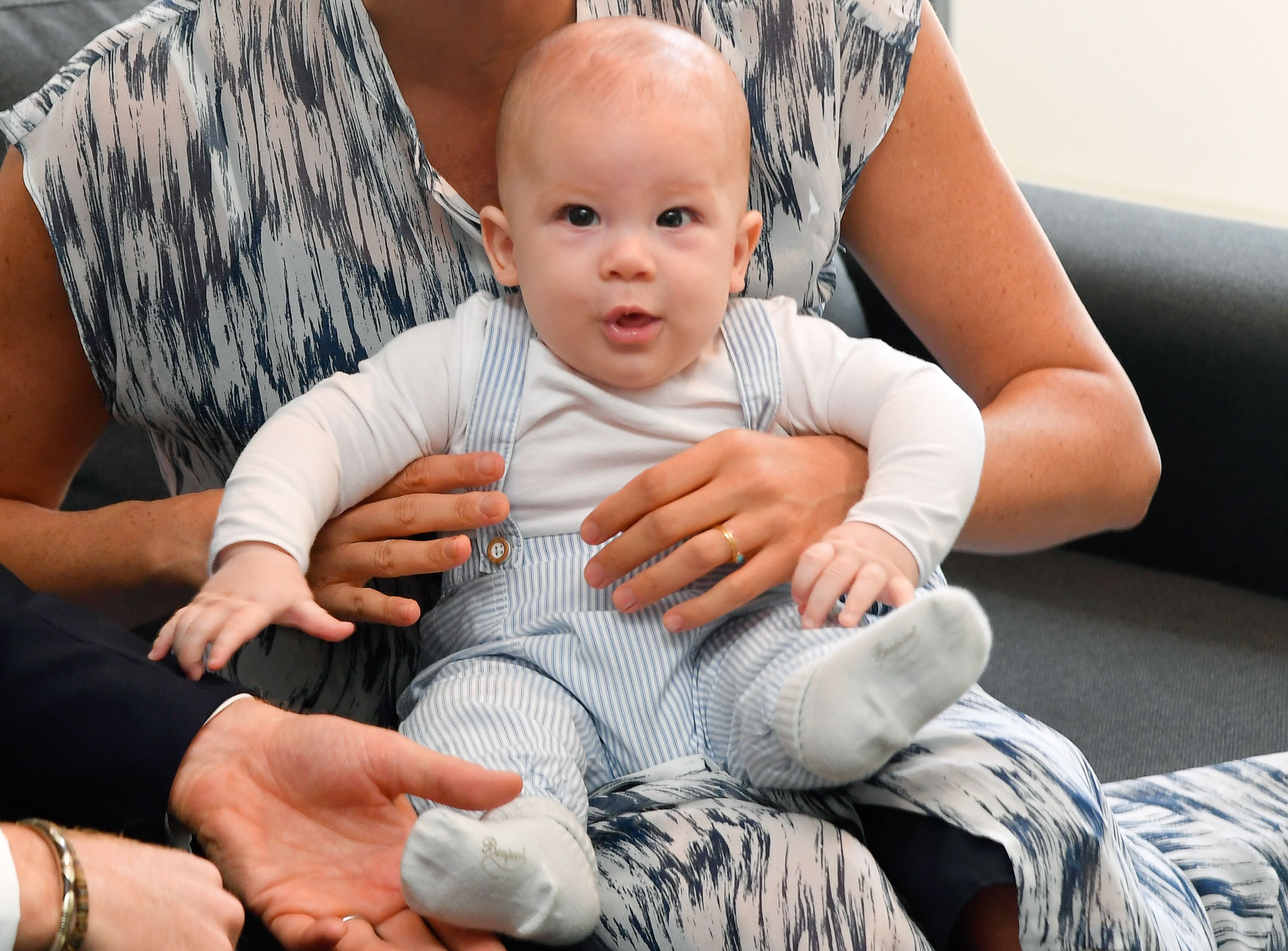 Archie en el regazo de su madre el 25 de septiembre de 2019. | Foto: Getty Images.