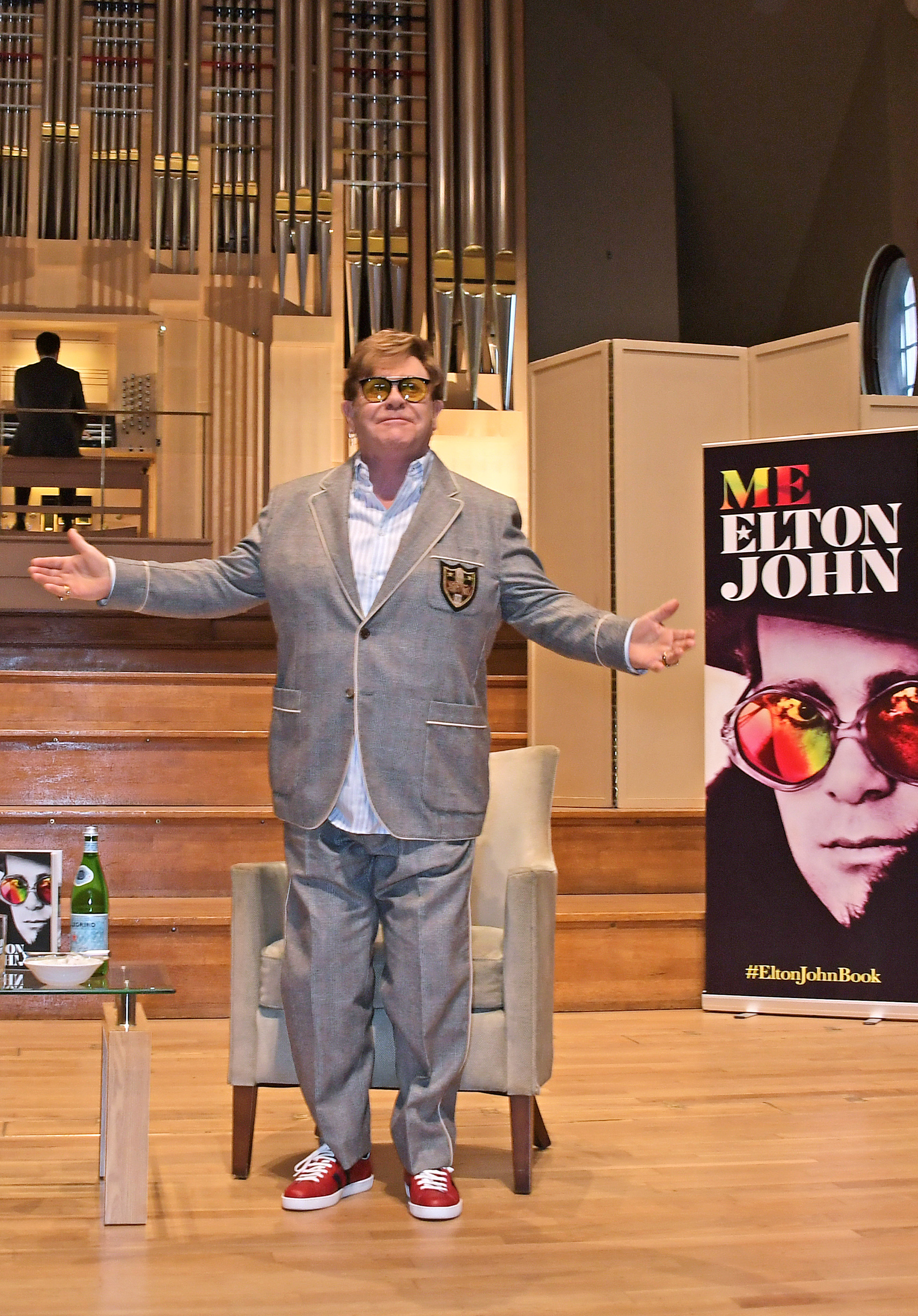 Elton John mira hacia atrás y devuelve en The Royal Academy of Music en la celebración de su autobiografía 'Me' en Londres, Inglaterra, el 19 de noviembre de 2019 | Fuente: Getty Images