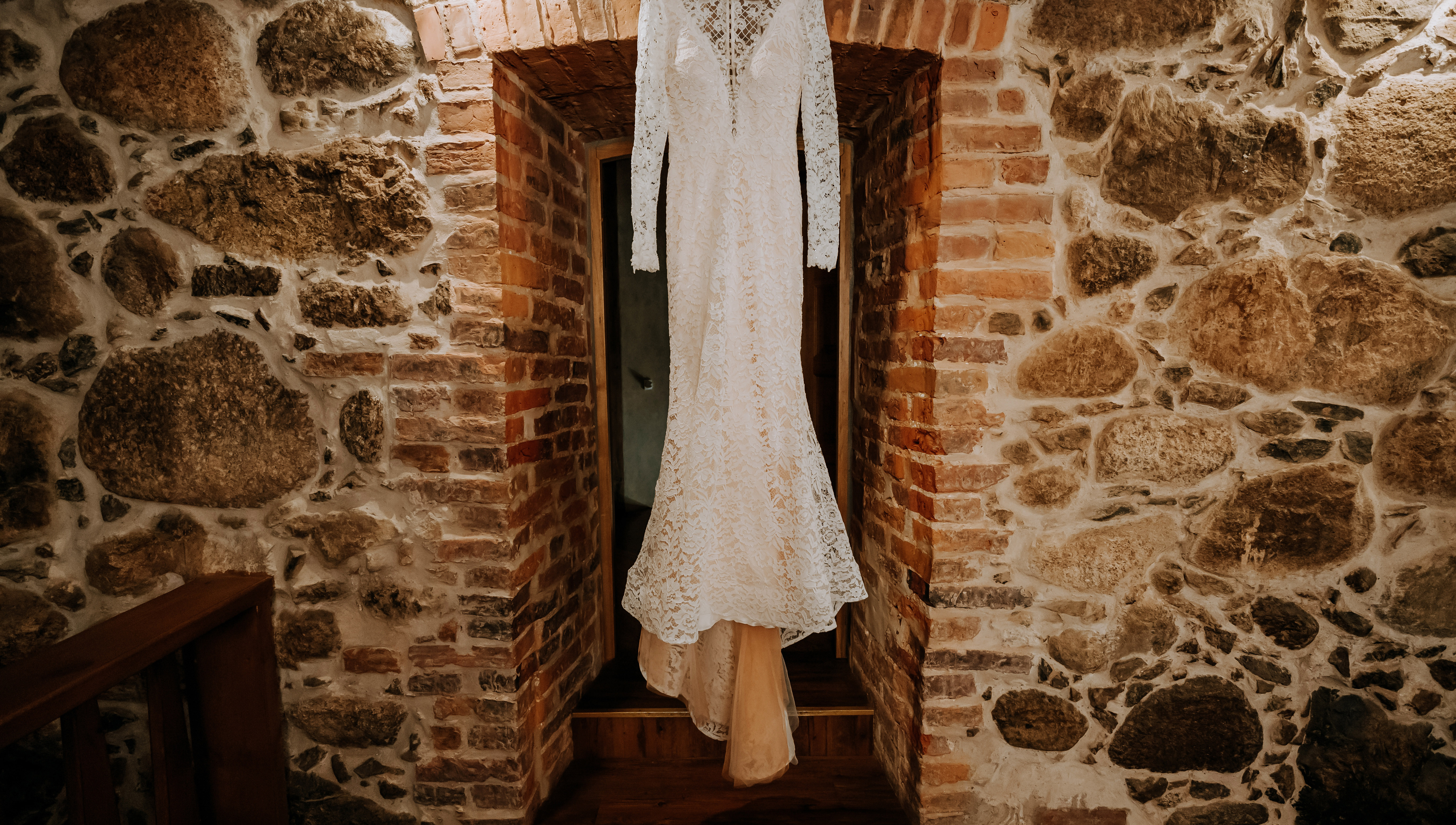 Un vestido de novia colgado delante de un muro de piedra | Foto: Shutterstock