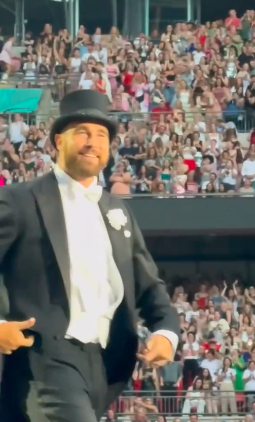 Travis Kelce durante su sketch y el de Taylor Swift, publicado el 24 de junio de 2024 | Fuente: TikTok/pagesix